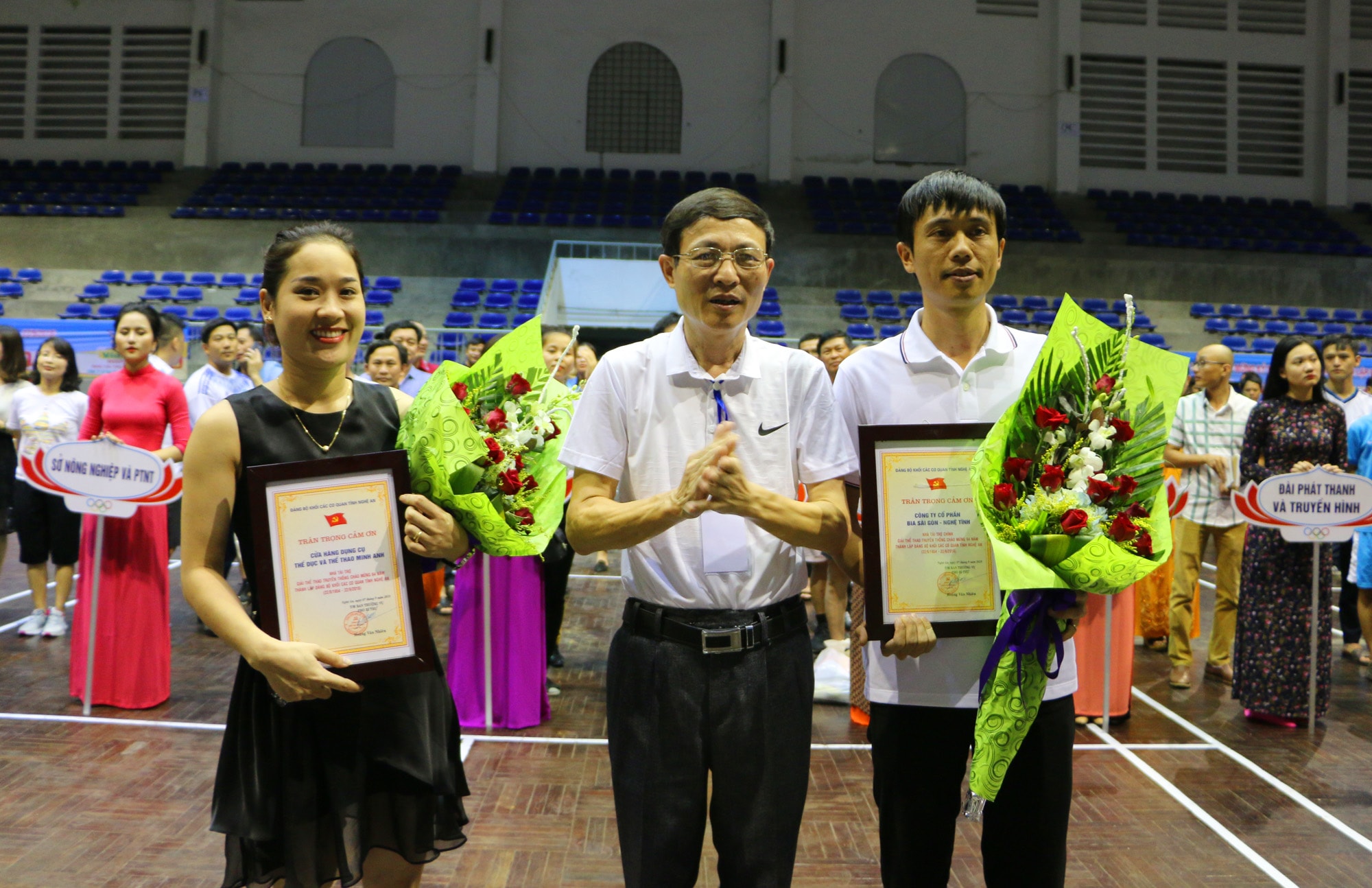 Đồng chí Hoàng Văn Nhiên - Trưởng Ban tổ chức giải tặng hoa cho nhà tài trợ giải. Ảnh; Nguyễn Hải