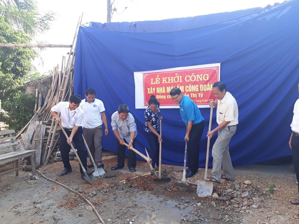 Khởi công xây dựng nhà mái ấm công đoàn cho chị Nguyễn Thị Tý.