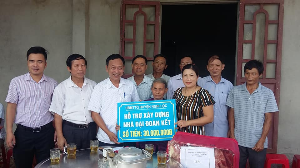 Bàn giao nhà Đại đoàn kết cho bà Nguyễn Thị Hạnh xóm 2 thuộc giáo xử Bình Thuận xã Nghi Thuận Nghi Lộc
