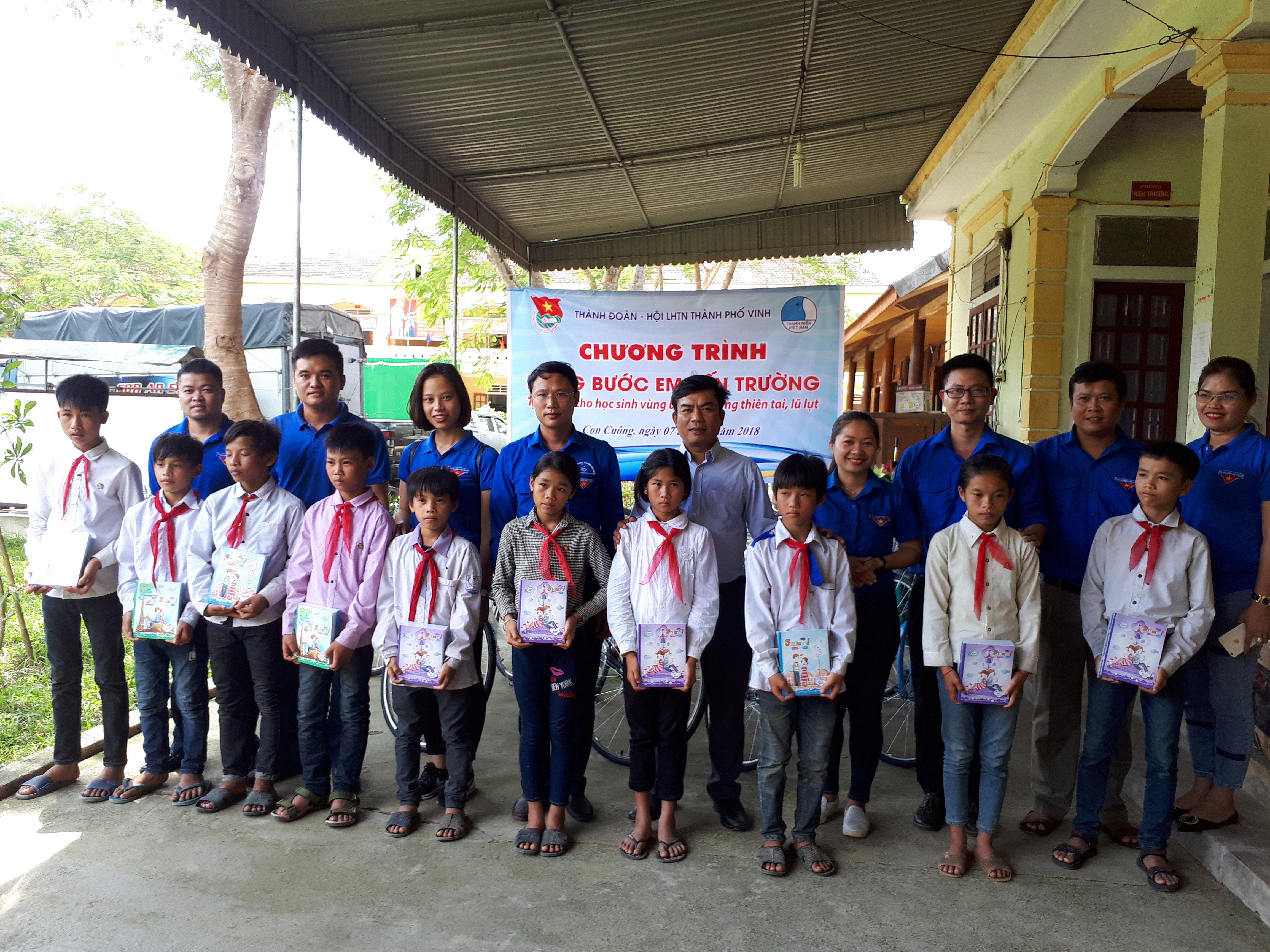 Thành Đoàn Vinh trao tặng quà cho học sinh xã Bình Chuẩn