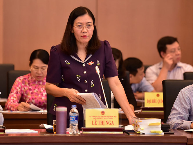 Bà Lê Thị Nga trình bày báo cáo tại hội nghị.