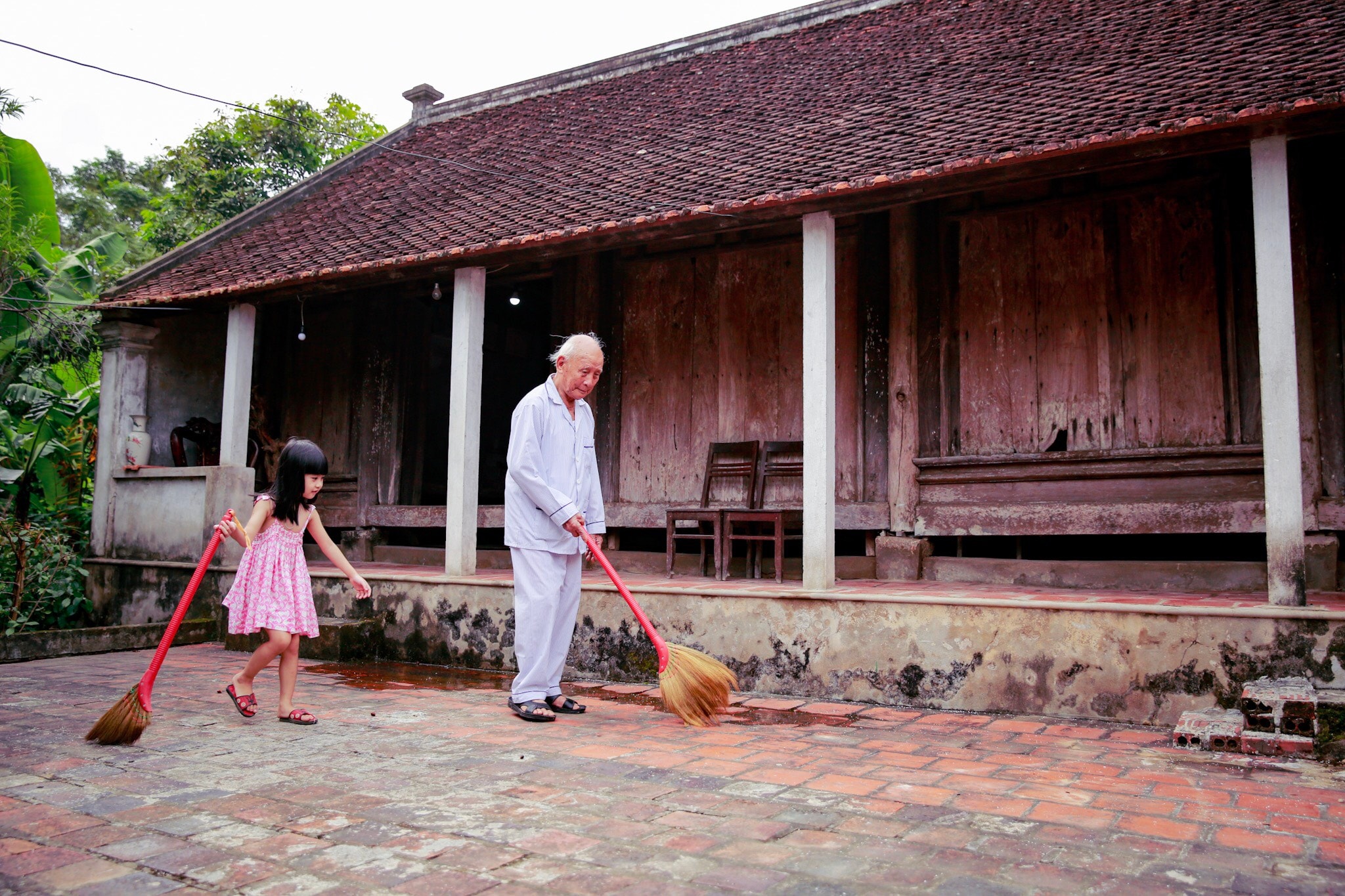 Phút yên ả trước sân nhà. Ảnh: Hải Vương