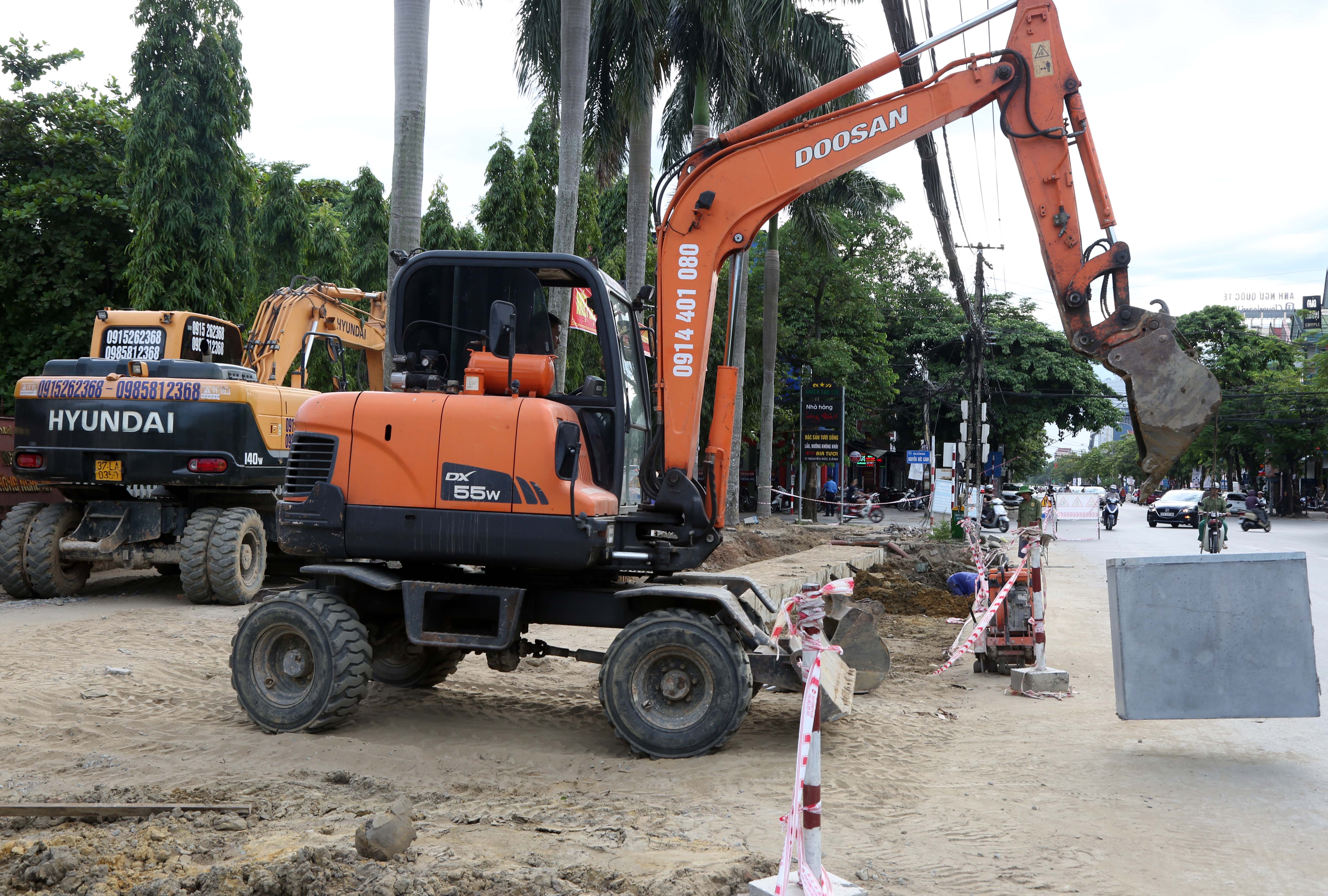 Thành phố Vinh chỉnh trang đô thị chào mừng 230 năm Phượng Hoàng Trung Đô. Ảnh: Hoàng Hảo