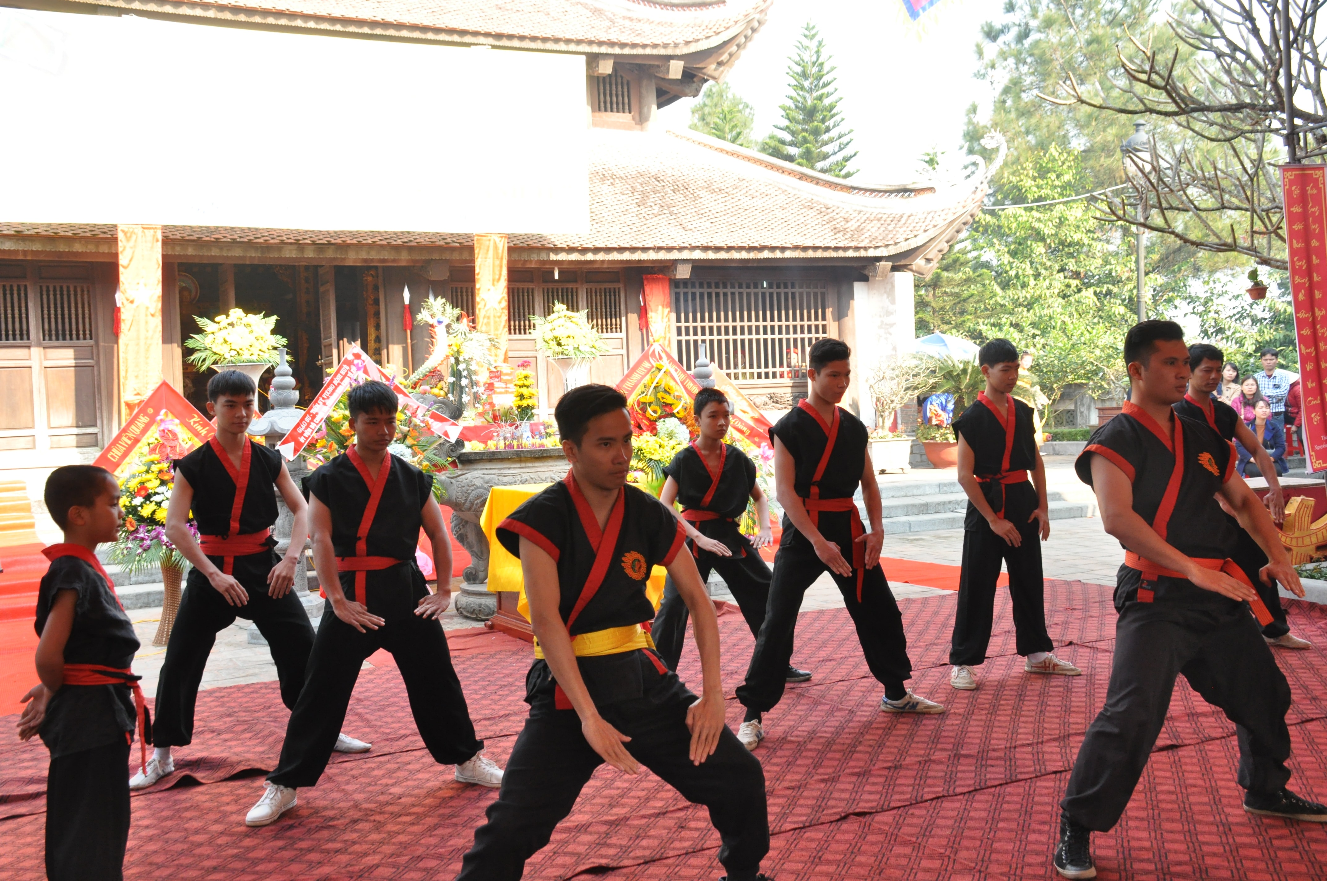 Biểu diễn võ thuật khơi gợi khí thế hào hùng của nghĩa quân Tây Sơn - Nguyễn Huệ. Ảnh: Thanh Thủy