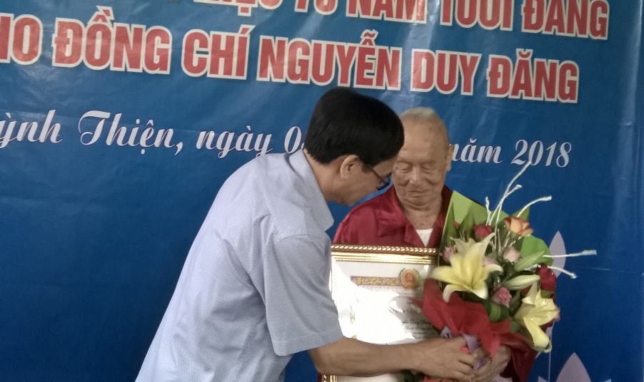 Thị ủy Hoàng Mai tổ chức lễ trao tặng Huy hiệu 70 tuổi Đảng tại gia đình đảng viên Nguyễn Duy Đăng, khối Tân Phong, phường Quỳnh Thiện. Ảnh: Bích Hường 