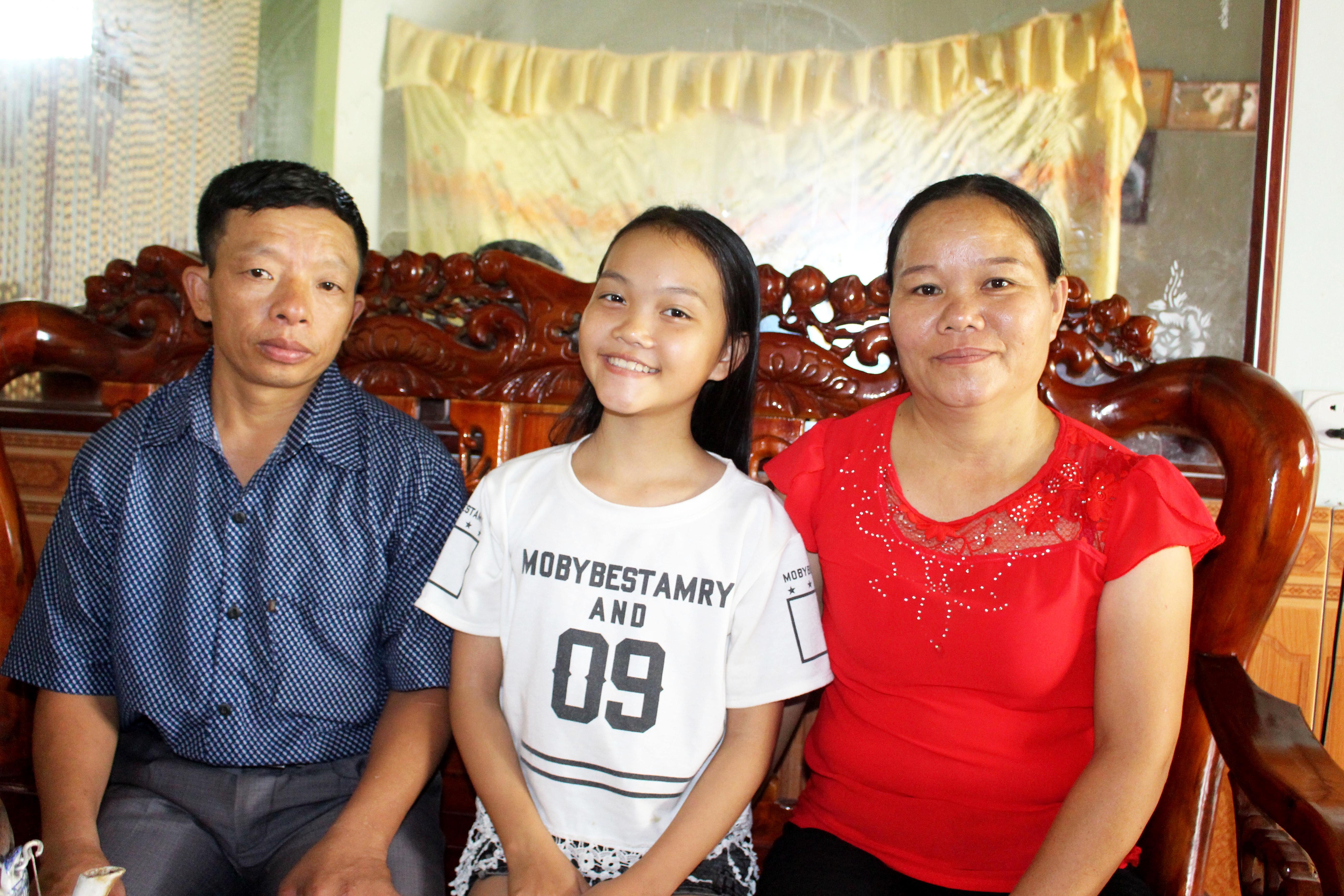 Bố mẹ Quỳnh Như luôn đồng hành cùng con gái trong những cuộc thi.  Ảnh: Huy Thư