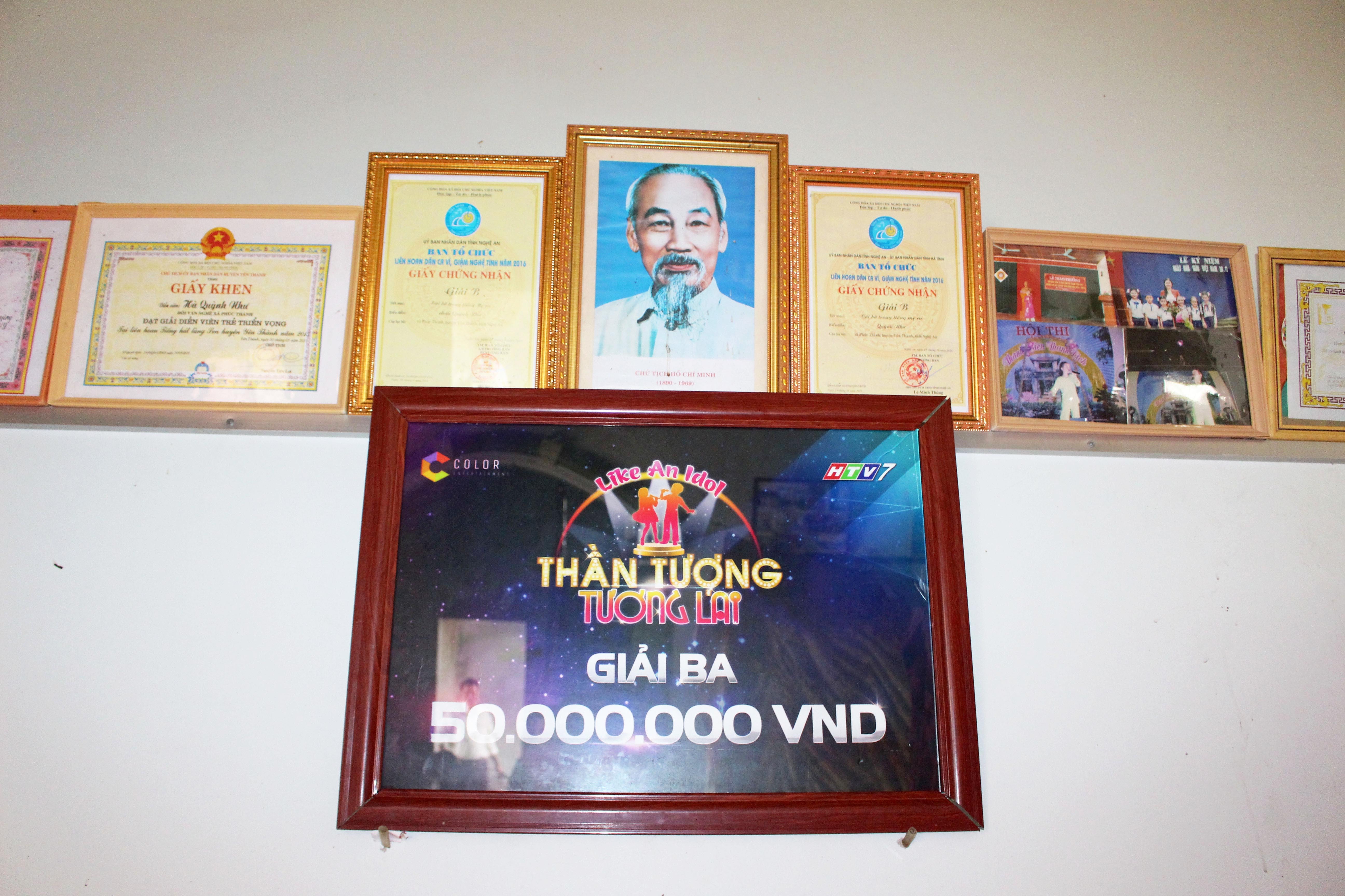 Một góc thành tích của Quỳnh Như trong quá trình học tập và ca hát. Ảnh: Huy Thư