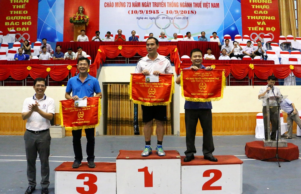 Ban tổ chức hội thao trao giải Nhất, Nhì, Ba toàn đoàn cho Cục thuế Nghệ An, Chi cục thuế TP Vinh và Chi cục thuế huyện Quế Phong. Ảnh: Lâm Tùng