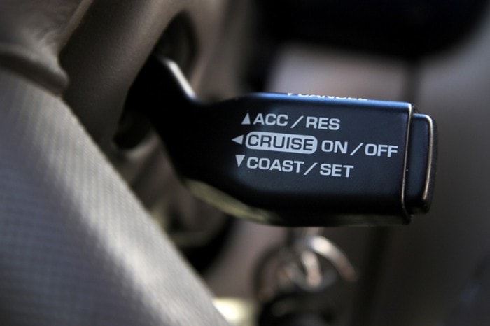 Hệ thống điều khiển hành trình (điều khiển ga tự động - Cruise control) khi được cài đặt sẽ tự động duy trì tốc độ của xe, lúc này người lái sẽ không cần phải tác động vào bàn đạp ga.  Chế độ ga tự động giúp chị em điều khiển xe trên đường cao tốc được thư giãn, bớt căng thẳng hơn khi luôn phải giữ chân ga thường xuyên. Đặc biệt là duy trì sự ổn định chân ga, tốc độ lưu thông sẽ giúp xe vận hành ổn định, vòng tua máy gần như ở mức lý tưởng giúp giảm đáng kể lượng tiêu hao nhiên liệu của xe.
