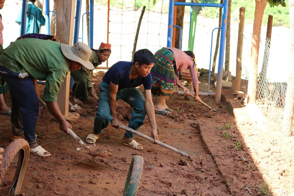 Máy móc không thể vào tận nơi nên việc khắc phục chủ yếu dựa vào sức người. Ảnh: Lữ Phú