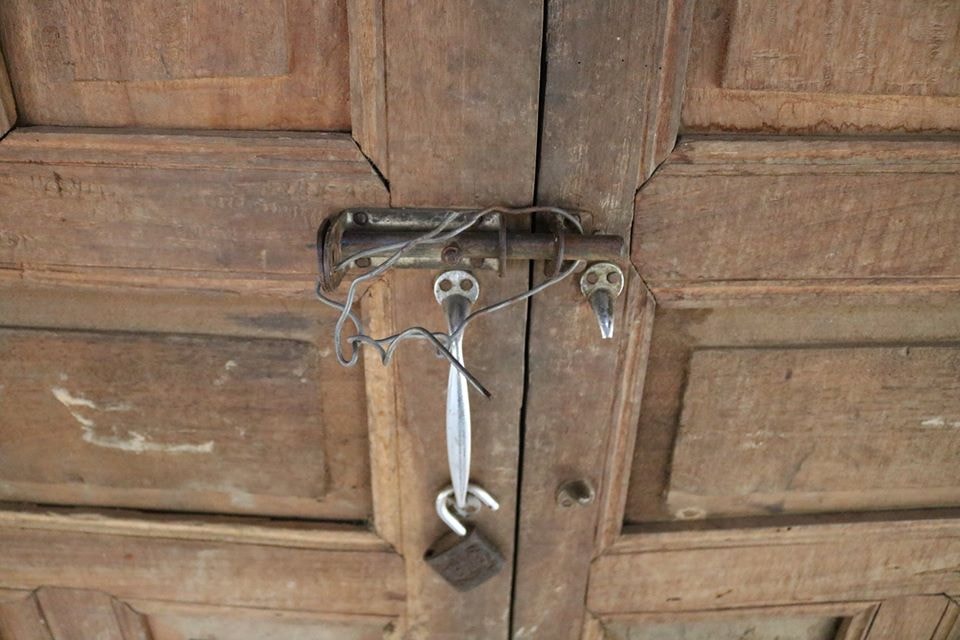 Toàn bộ 28 ngôi nhà ở bản Xốp Phong đều khóa trái cửa vì chủ nhân đã di tản đi các nơi khác an toàn hơn. Ảnh: Lữ Phú