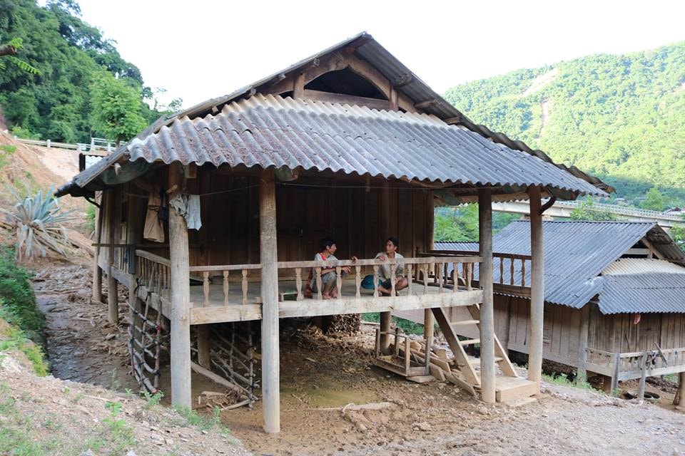Cả bản chỉ còn lại vài người được cắt cử ở lại trông nom tài sản. Ảnh: Lữ Phú