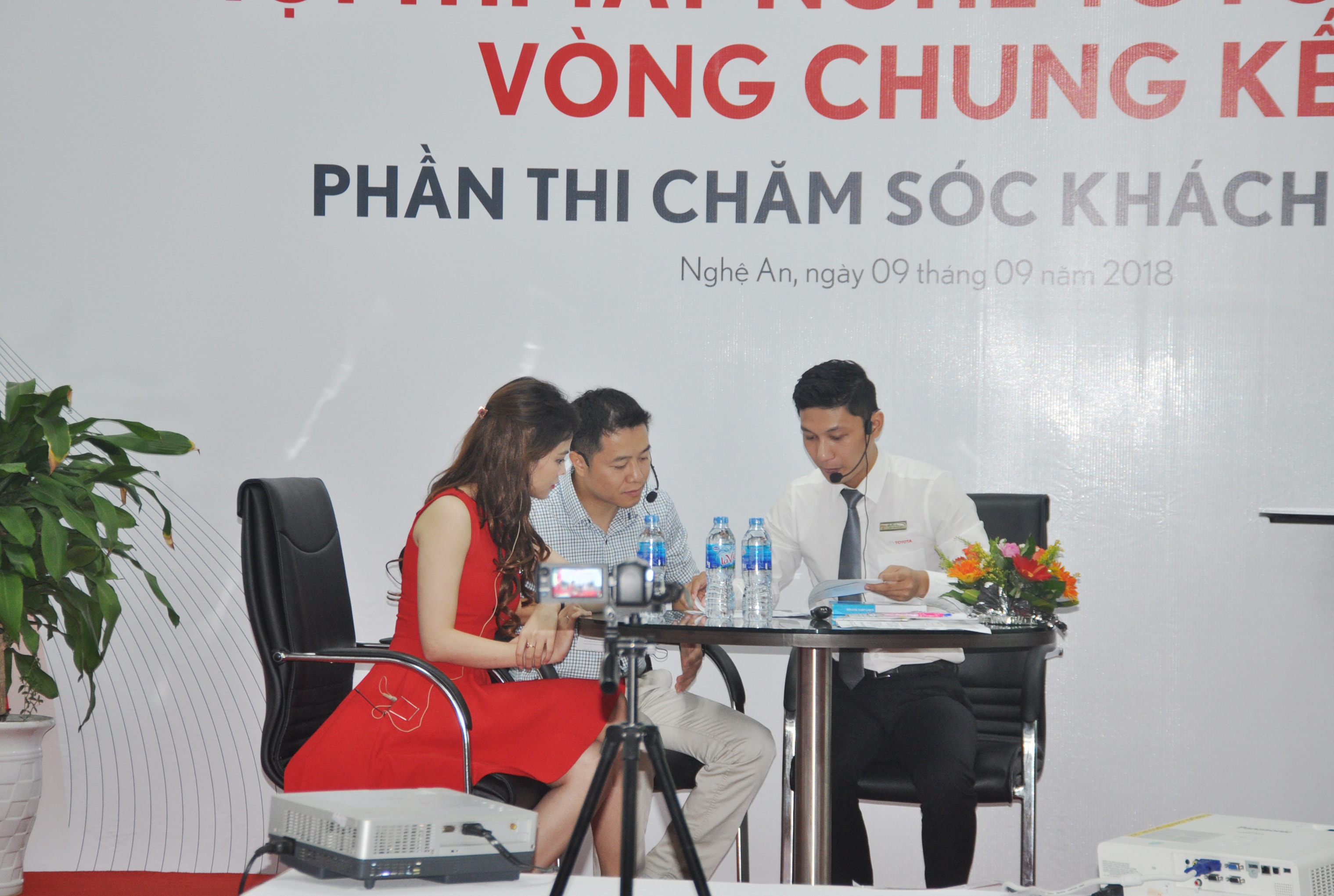 Phần thi chăm sóc khách hàng. Ảnh: Tùng Chi