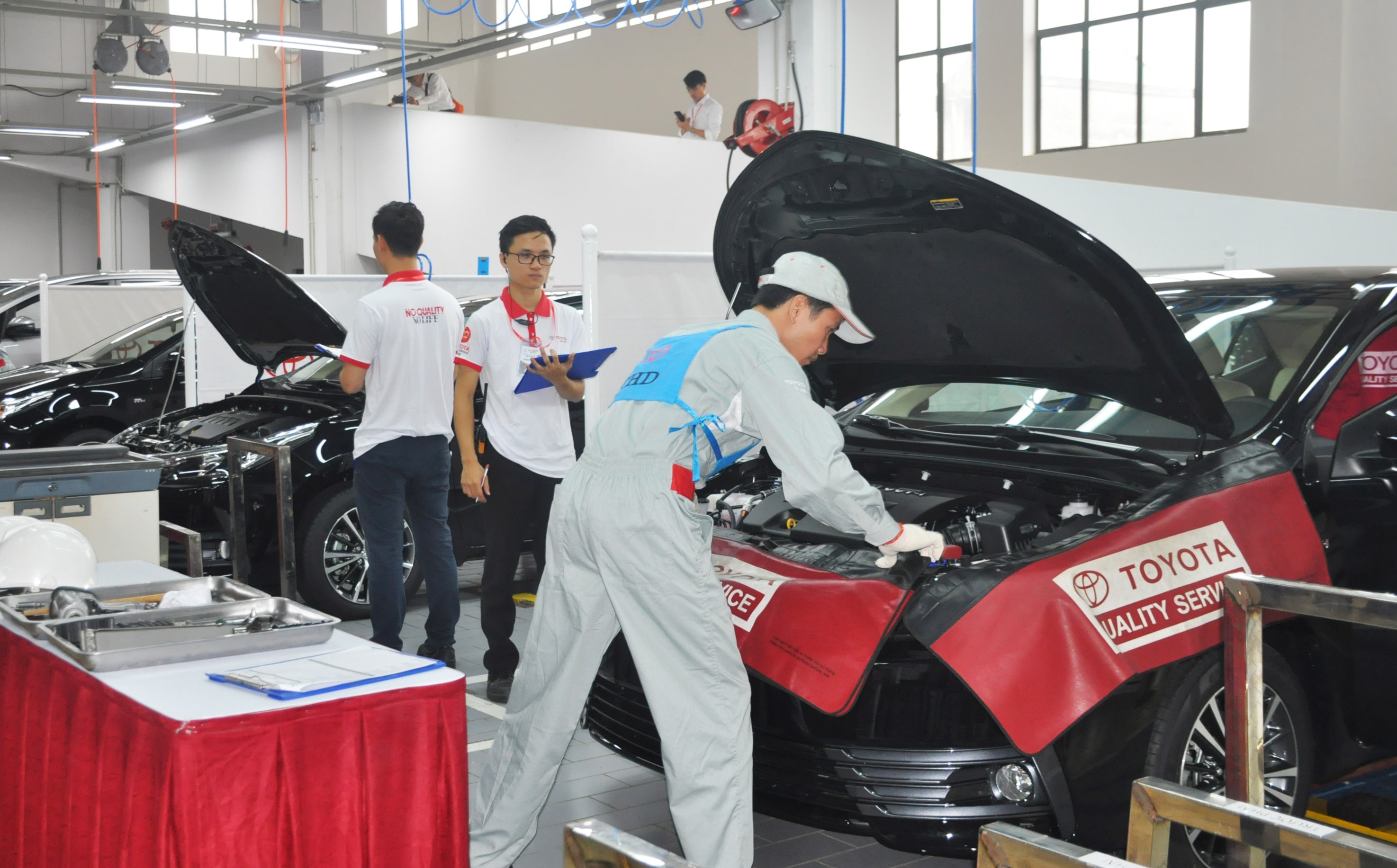 Thí sinh tranh tài ở phần thi sửa chữa chung. Ảnh: Tùng Chi