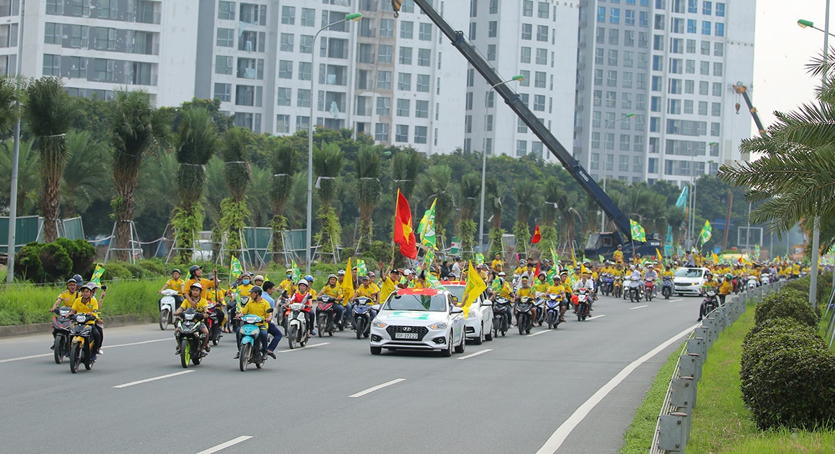 Hàng nghìn người tham gia diễu hành biến Hà Nội trở thành một ngày hội bóng đá. Ảnh: Nguyễn Thắng