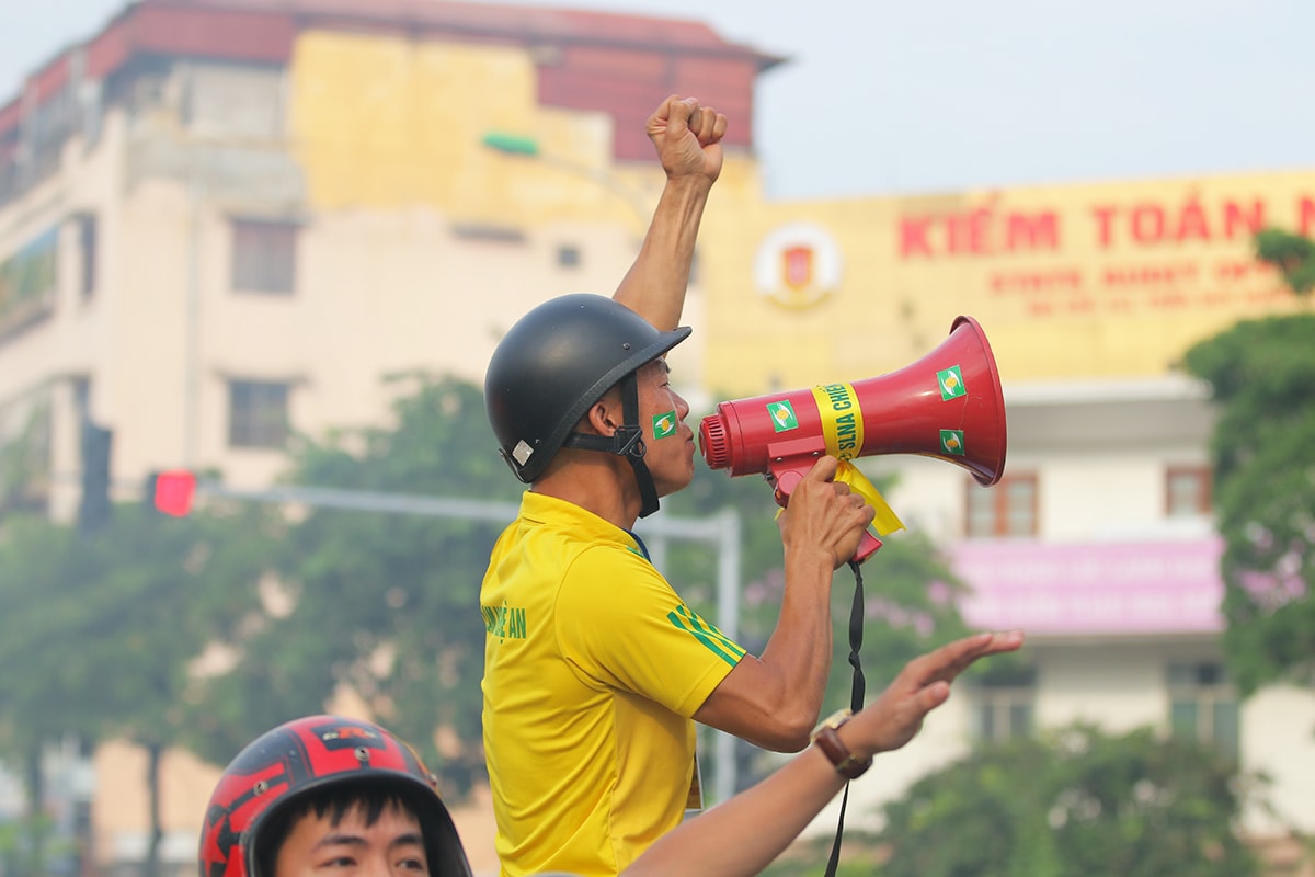 Không khí được các hoạt náo viên hâm nóng trước khi trận đấu diễn ra vài giờ. Ảnh: Thắng Nguyễn