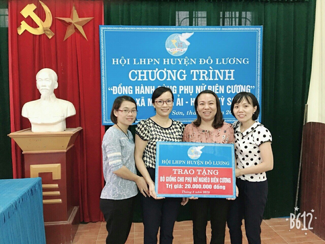 Trao tiền Ảnh Huy Khôi.