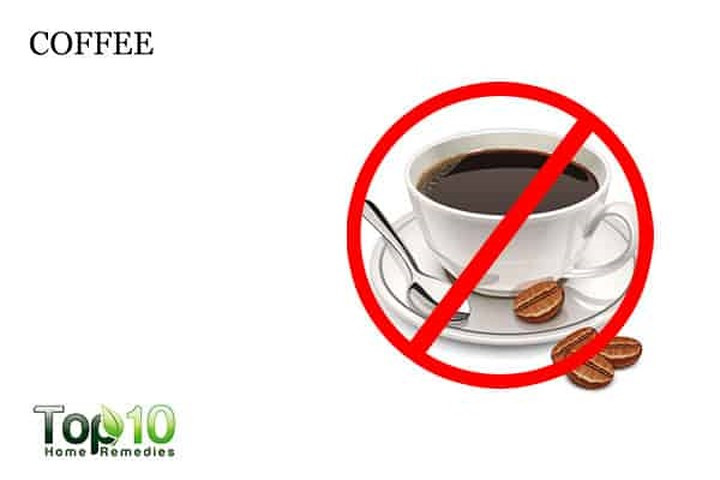 Cà phê: Sau khi tập luyện, nhiều người trong chúng ta mong muốn được uống một tách cà phê. Nhưng cà phê hoặc bất cứ thứ gì có chất caffeine đều không tốt cho sức khỏe. Uống cà phê sau khi tập thể dục có thể dẫn đến các tác dụng phụ như tim đập nhanh hay thậm chí rối loạn giấc ngủ. Hơn nữa, cà phê có tác dụng khử nước trên cơ thể.
