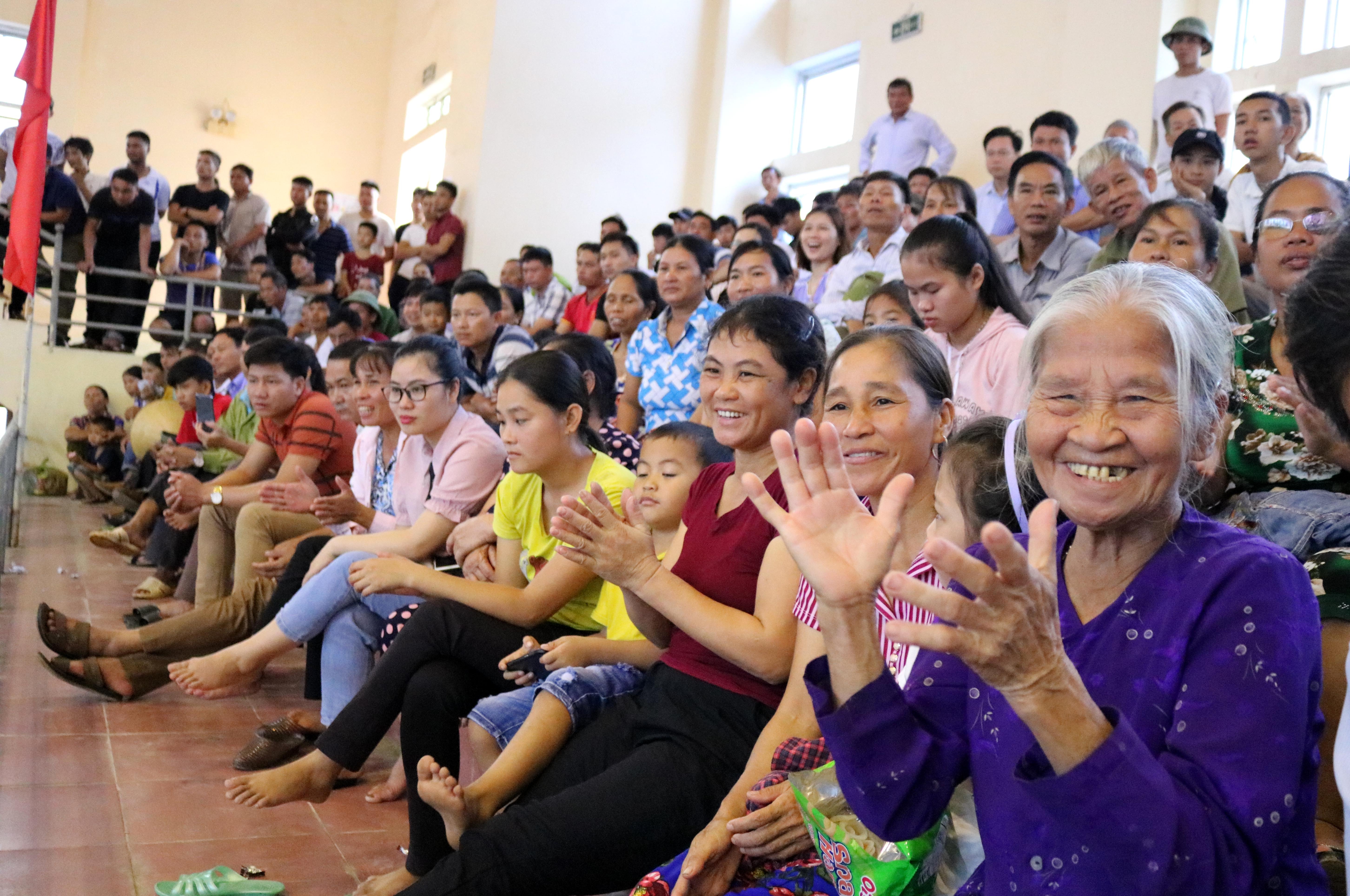 Giải vô địch vật dân tộc toàn quốc đang đem đến cho khán giả quê Bác những pha vật  mãn nhãn, hấp dẫn. Mỗi buổi thi, kết thúc hiệp cuối, mọi người vẫn chưa muốn ra về. Ảnh: Huy Thư