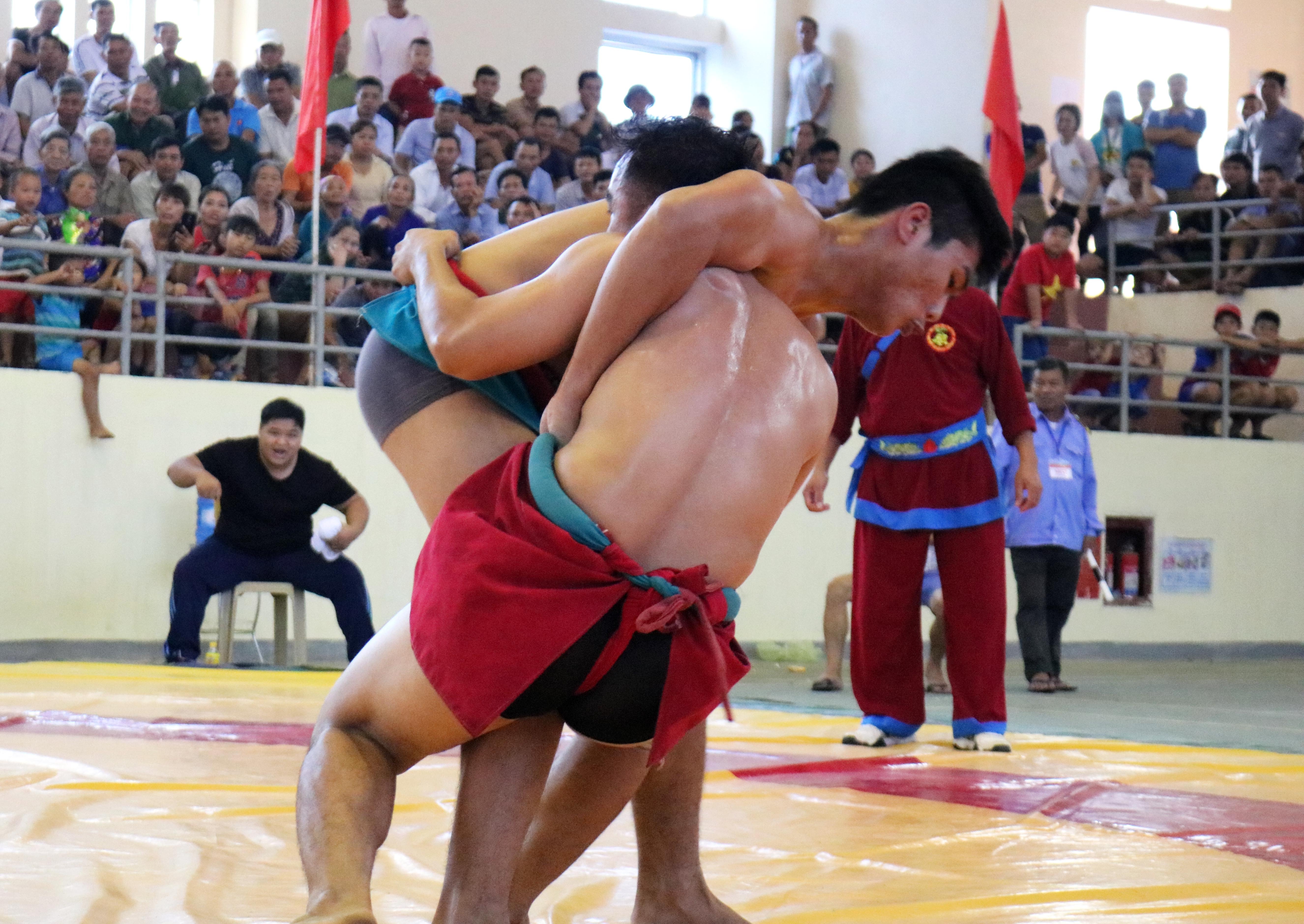 Nhấc bổng đối phương là cách nhanh nhất chấm dứt hiệp đấu trong chiến thắng. Tuy nhiên để nhấc bổng được đối phương cũng không phải dễ dàng.  Ảnh: Huy Thư