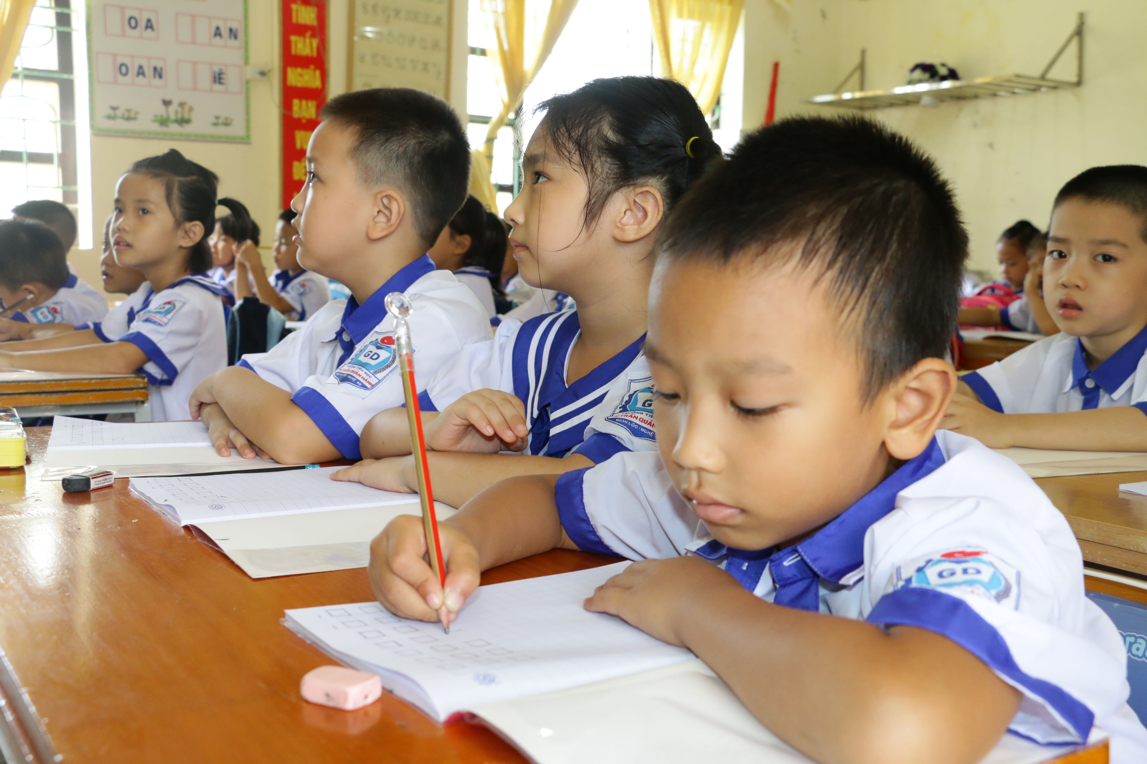 Giờ học của học sinh lớp 1. Ảnh: Mỹ Hà