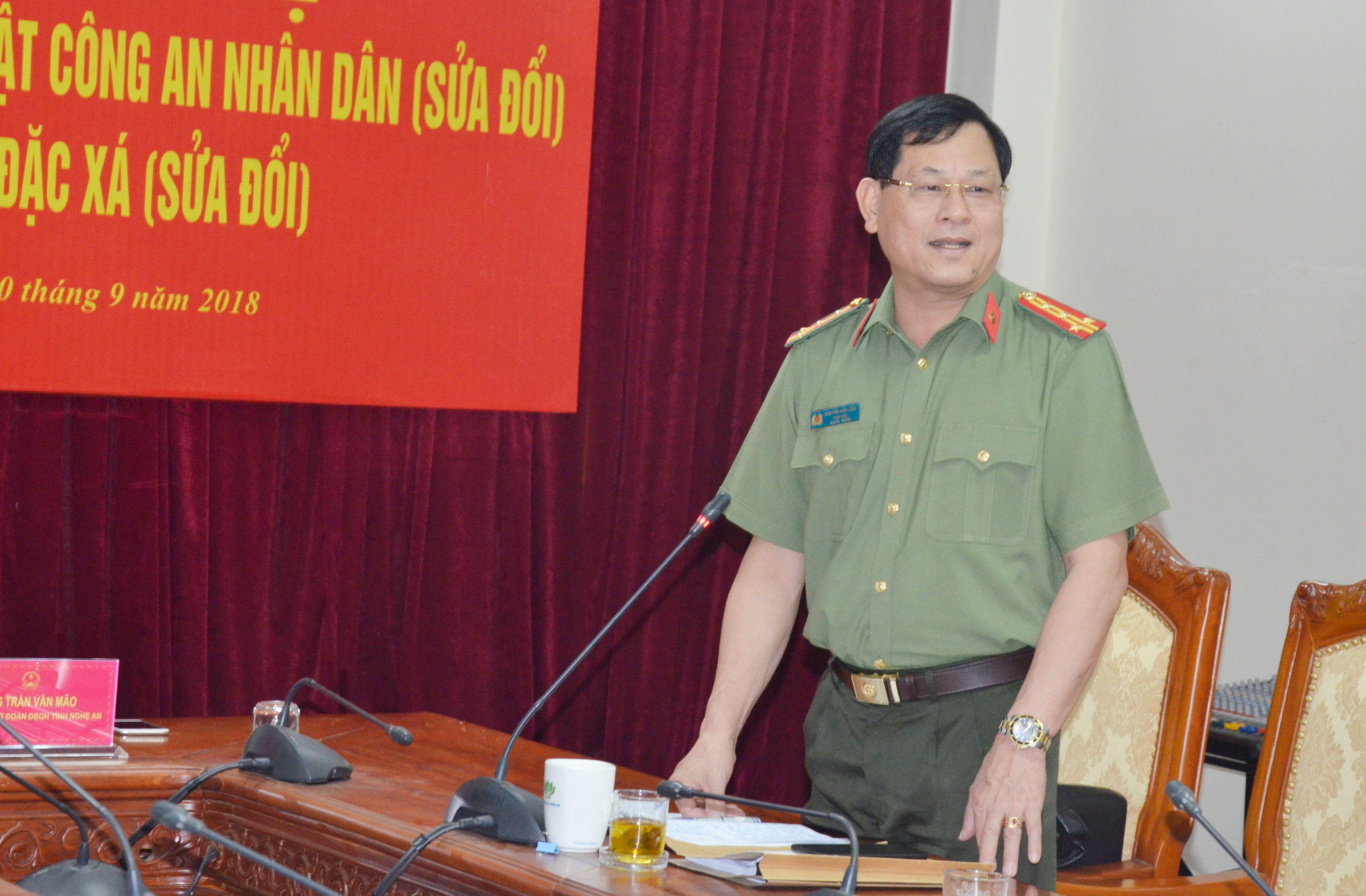 Đại tá Nguyễn Hữu Cầu - Giám đốc Công an tỉnh làm rõ những vấn đề các đại biểu quan quan tâm. Ảnh Thanh Lê