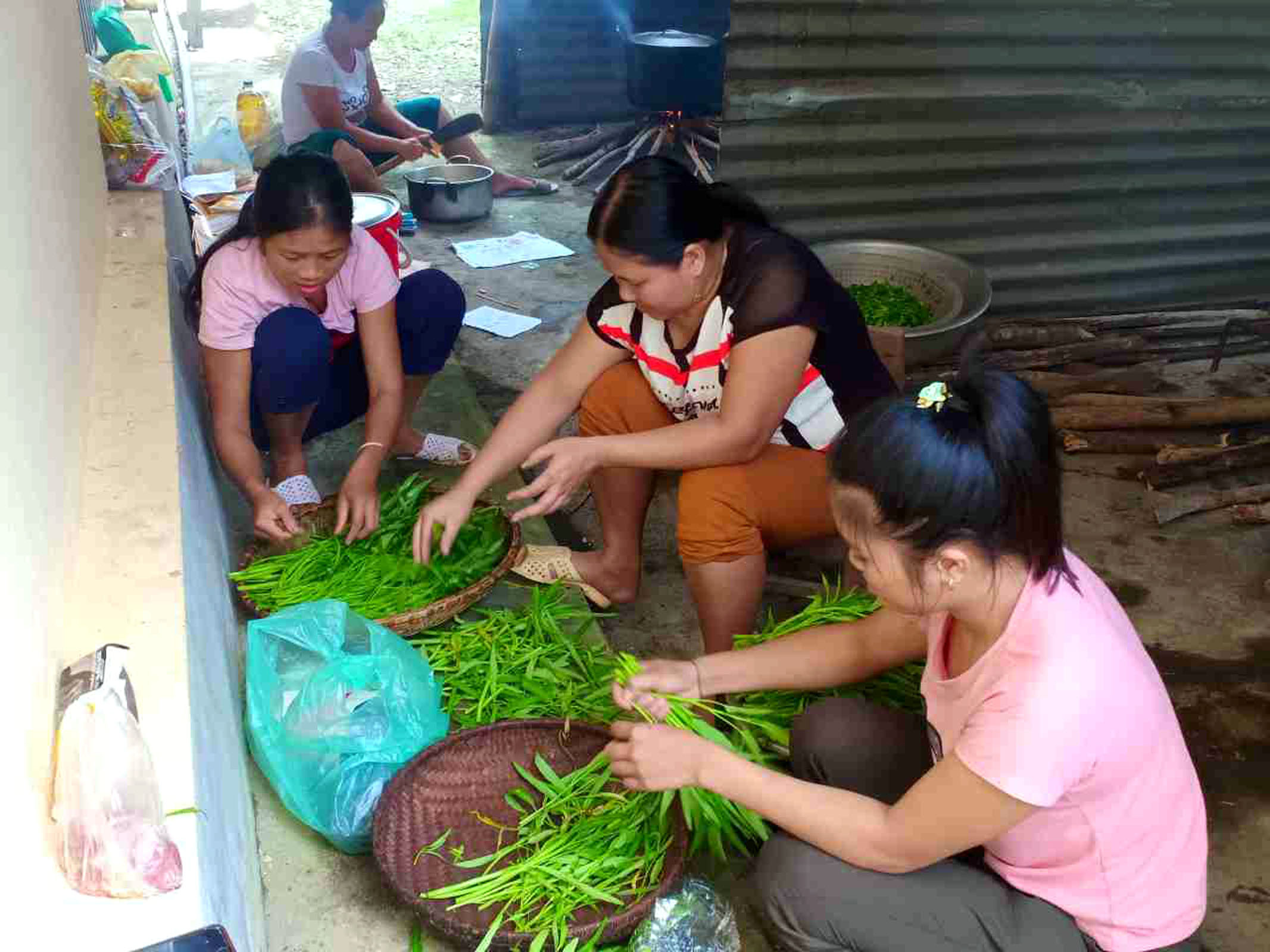 Hiện Trường Mầm non Nhôn Mai đang áp dụng mô hình bán trú dân nuôi. Cơm và thức ăn ở nhà, riêng rau trường sẽ cắt cử phụ huynh thay phiên nhau đến trường hái rau để nấu thêm canh cho các cho con em mình. Ảnh: Đình Tuân