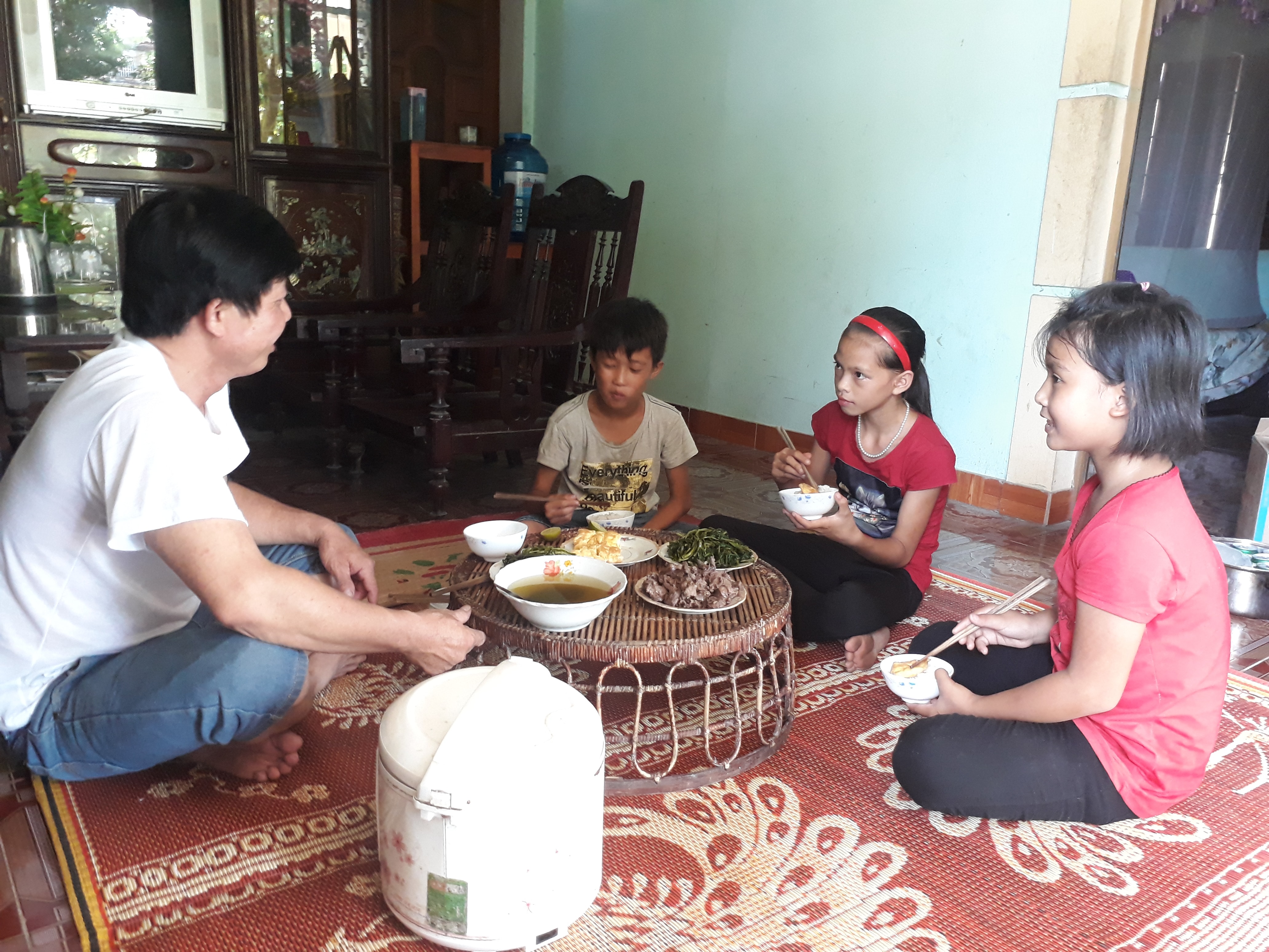 Những bữa cơm ấm áp nghĩa tình chia sẻ của bà con vùng lũ. Ảnh: Minh Hạnh