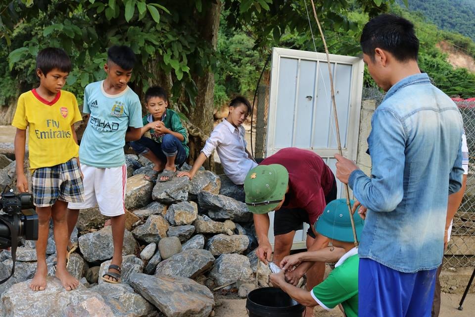 Thầy và trò đi câu cá để góp thêm vào bữa ăn. Ảnh: Lữ Phú