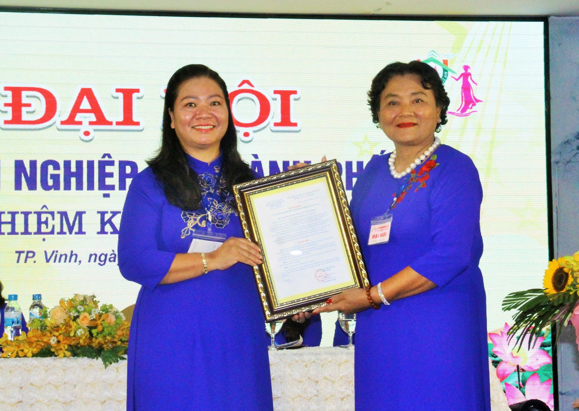 Bà Trần Thị Khánh Toàn - Chủ tịch Hội nữ doanh nghiệp Nghệ An trao quyết định thành lập Chi hội nữ doanh nghiệp TP Vinh. Ảnh: Hoàng Vĩnh