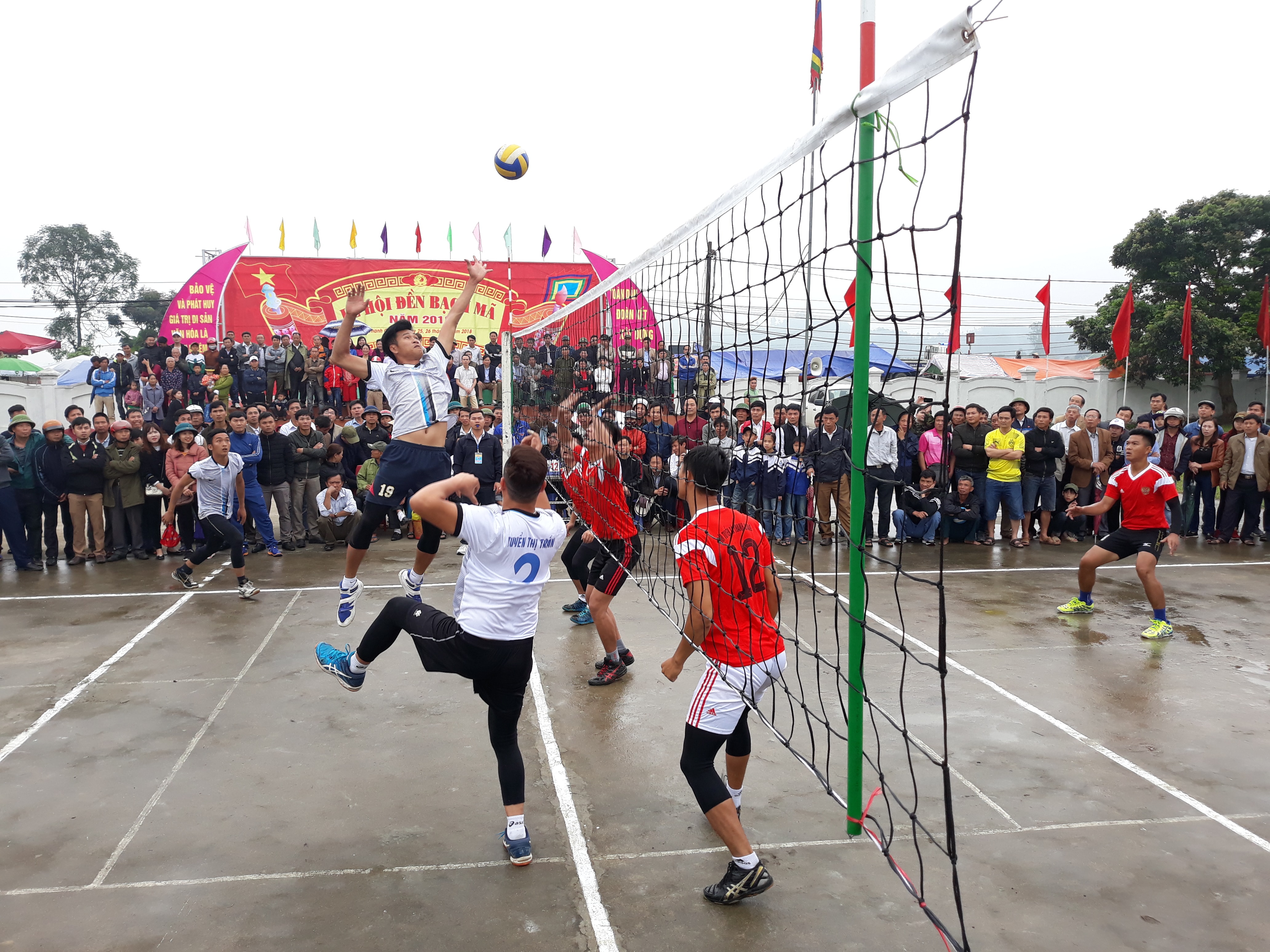 Thi đấu bóng chuyền tại Lễ hội Đền Bạch Mã năm 2018. Ảnh: Nguyễn Văn Lý