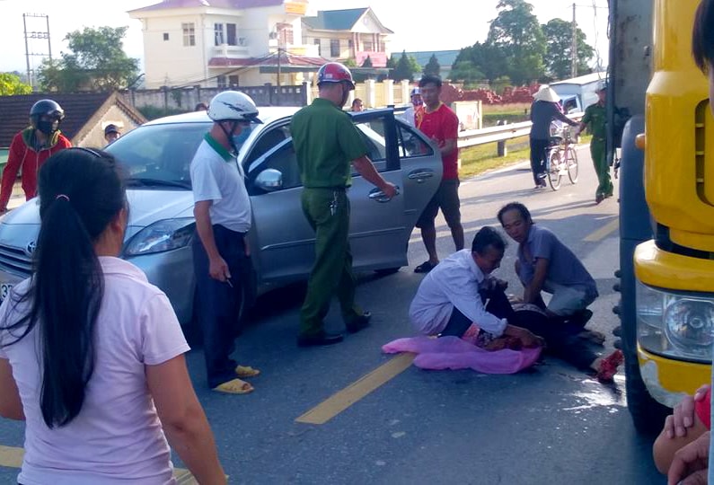 Nạn nhân được đưa đi viện trong tình trạng nguy kịch. Ảnh: Huy Thư