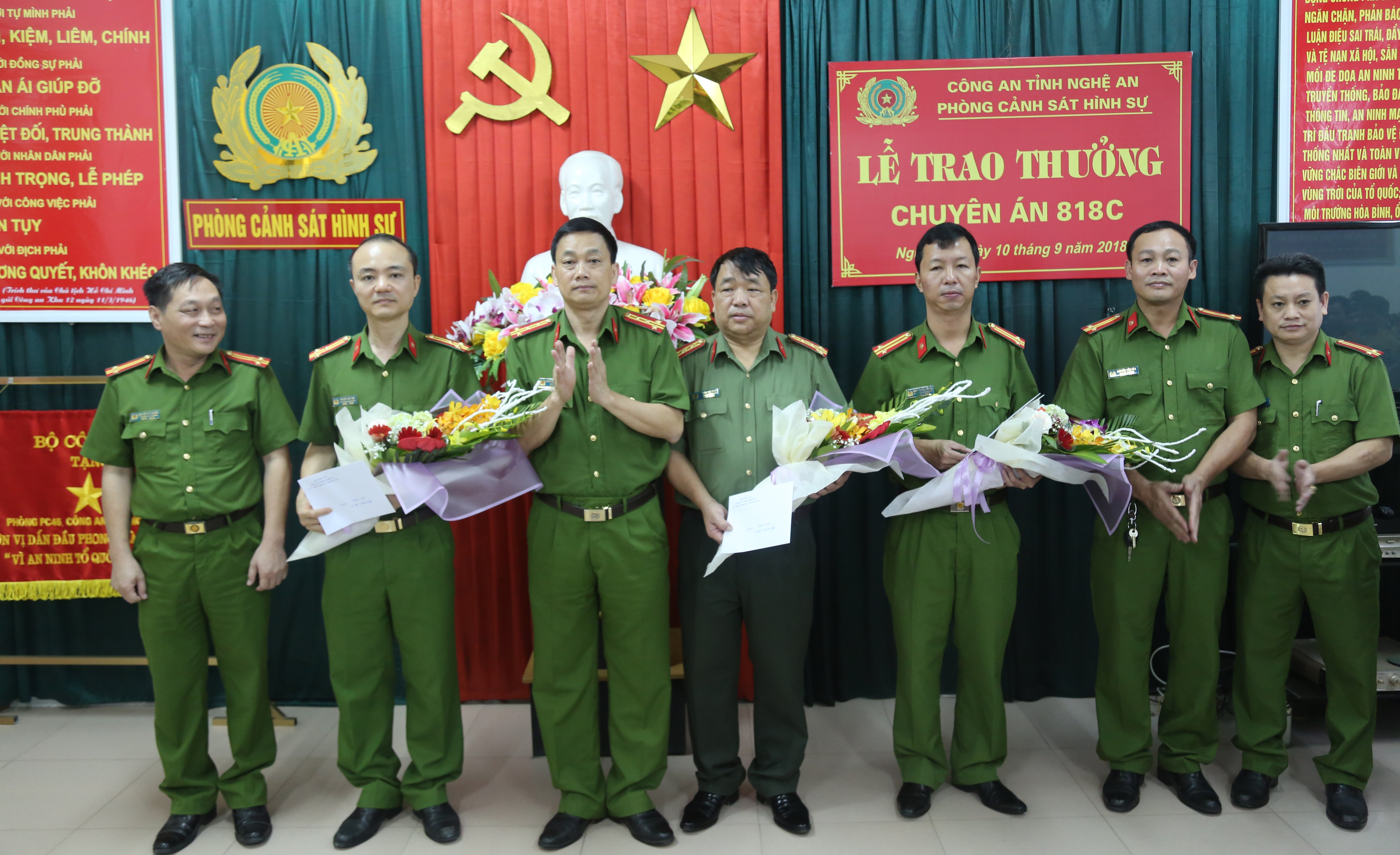 Lãnh đạo Công an tỉnh Nghệ An trao thưởng cho các đơn vị Công an tỉnh lập thành tích xuất sắc trong chuyên án 818C. Ảnh: Đức Vũ