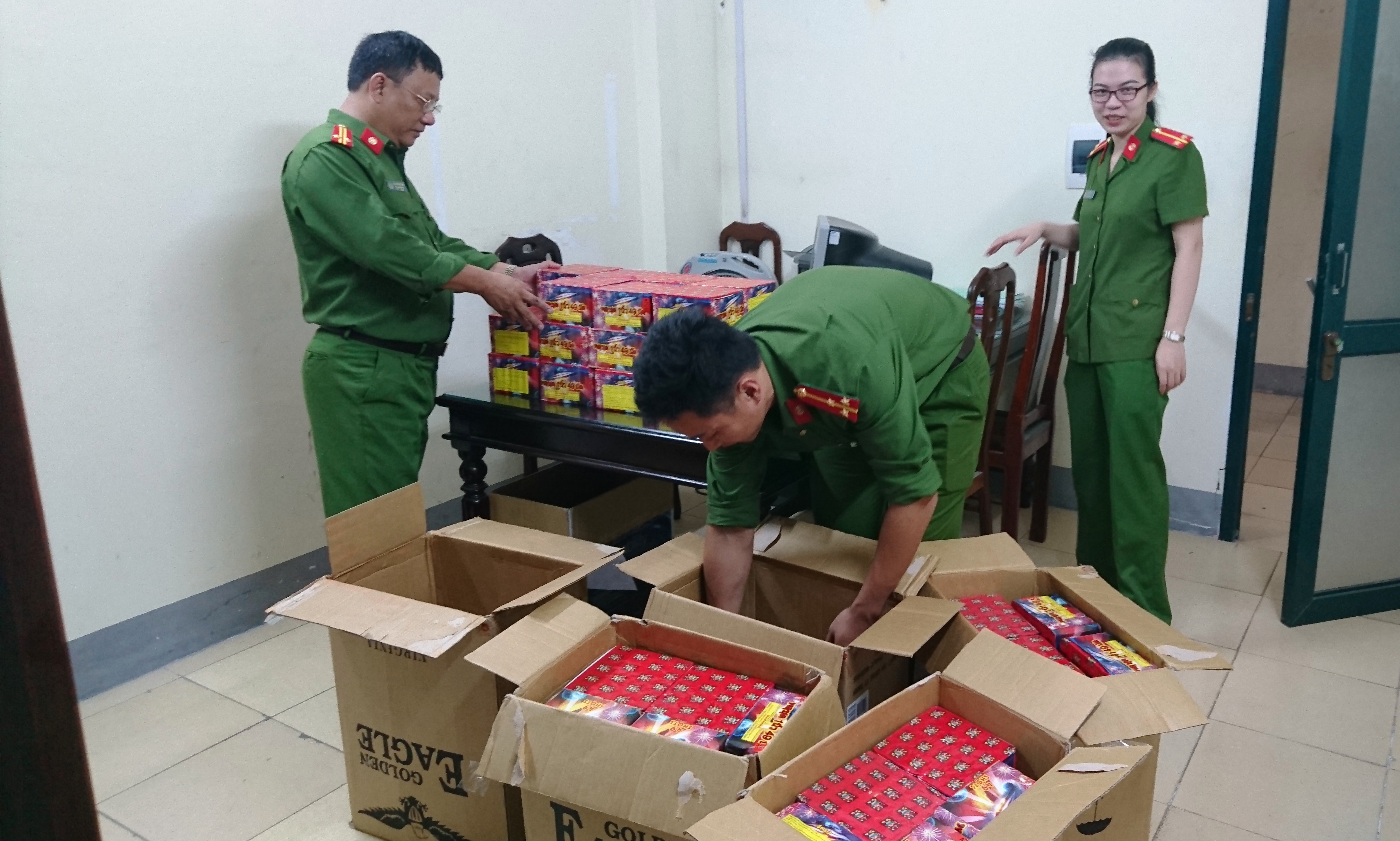 Đội cảnh sát kinh tế ( Công an Tp Vinh) kiểm đếm tang vật. Ảnh: Hồng Quang