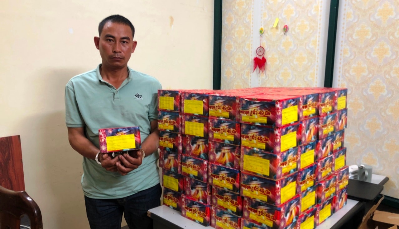 Đối tượng Nguyễn Đức Lành và tang vật vụ án. Ảnh: Hồng Quang