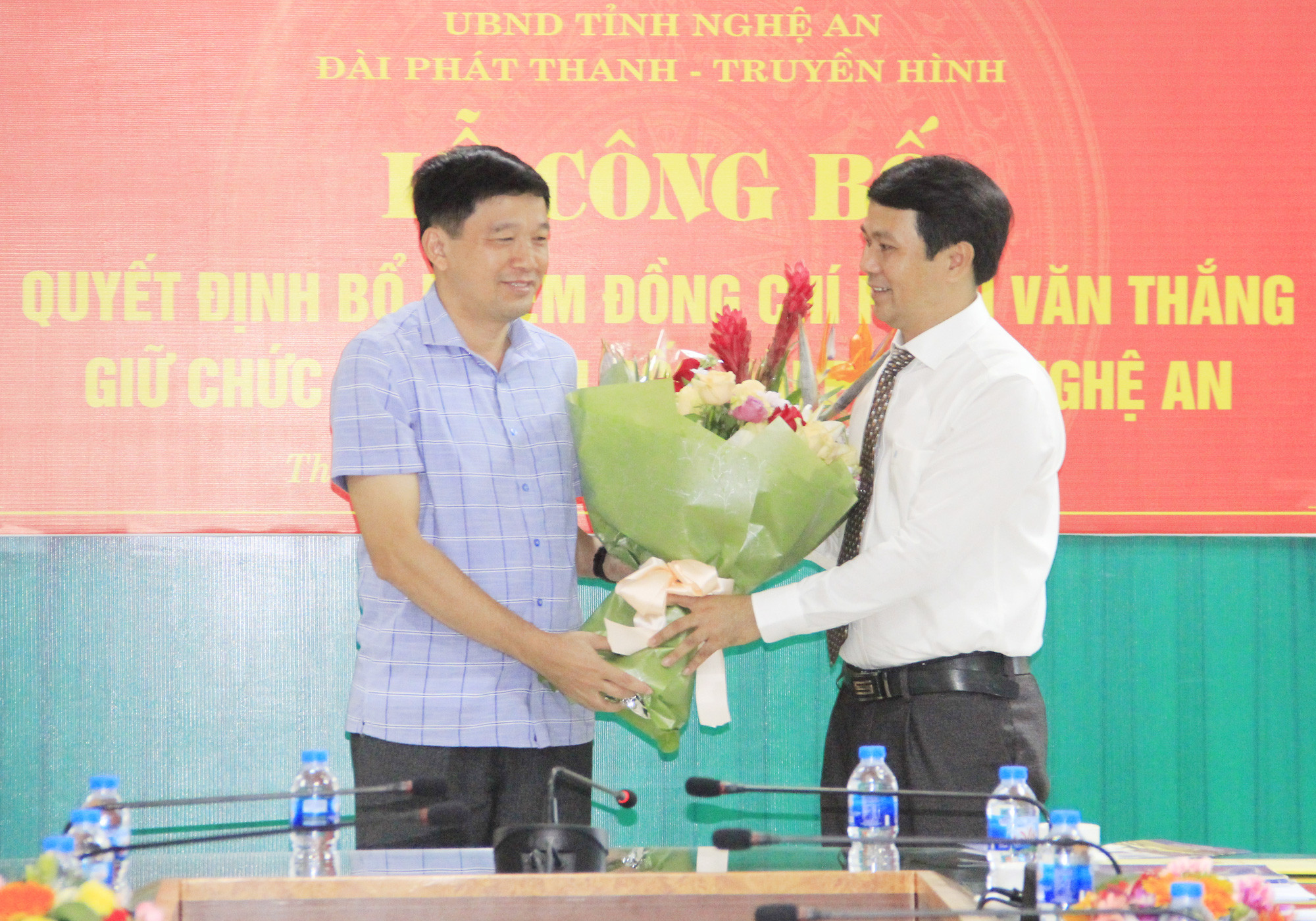 Phó trưởng ban Thường trực Ban Tuyên giáo Kha Văn Tám tặng hoa chúc mừng đồng chí Phan Văn Thắng. Ảnh: Mai Hoa