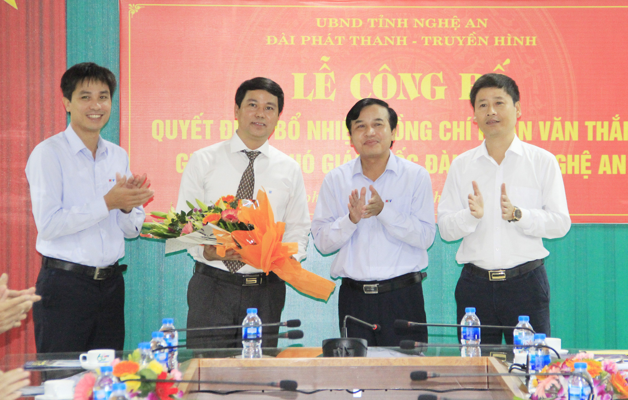 Ban Giám đốc Đài PTTH tỉnh tặng hoa đồng chí Phan Văn Thắng. Ảnh: Mai Hoa