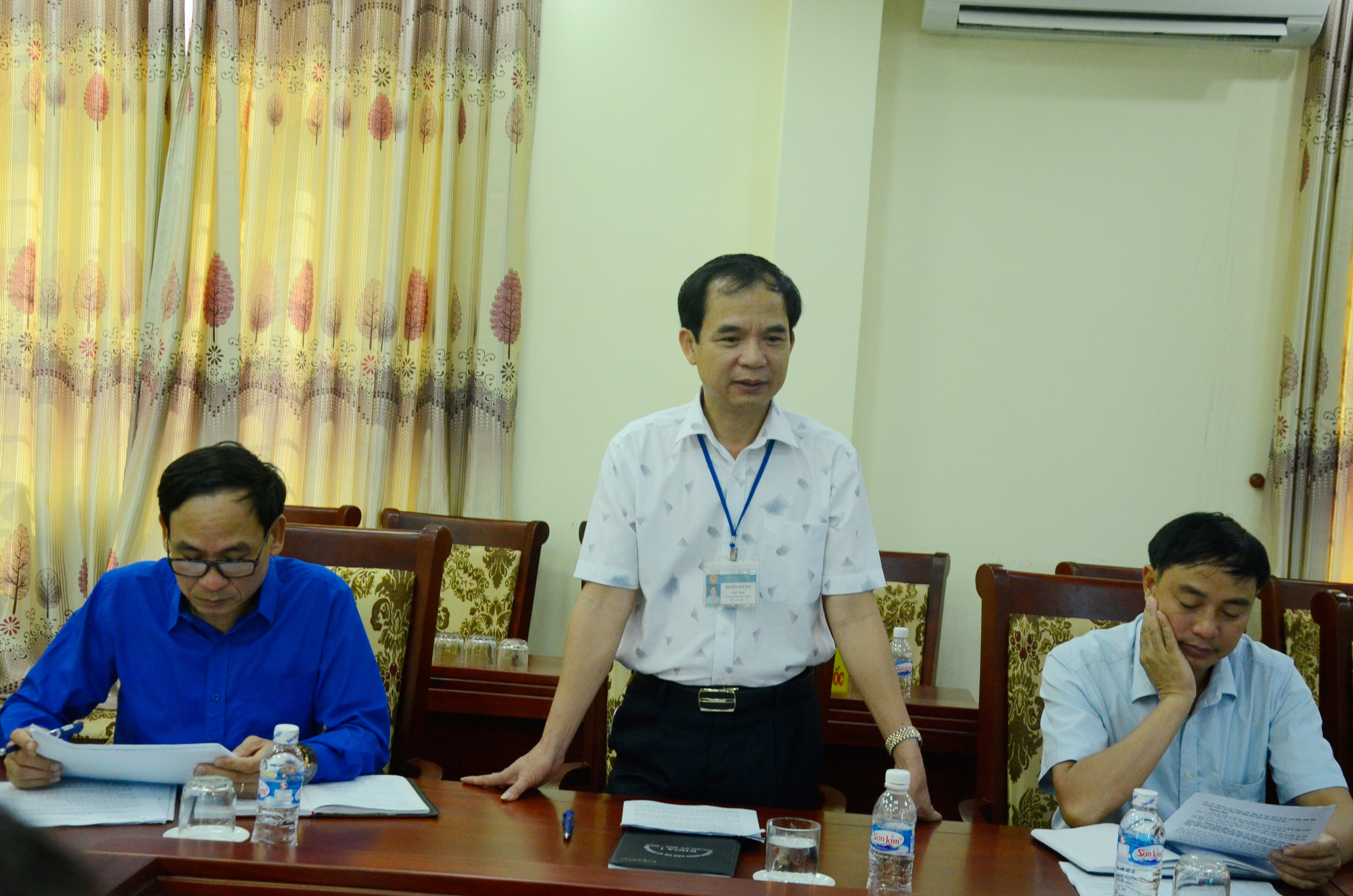 Chủ tịch UBND thị xã Hoàng Mai Nguyễn Hữu Tuy giải trình làm rõ các vấn đề Đoàn giám sát quan tâm. Ảnh Thanh Lê