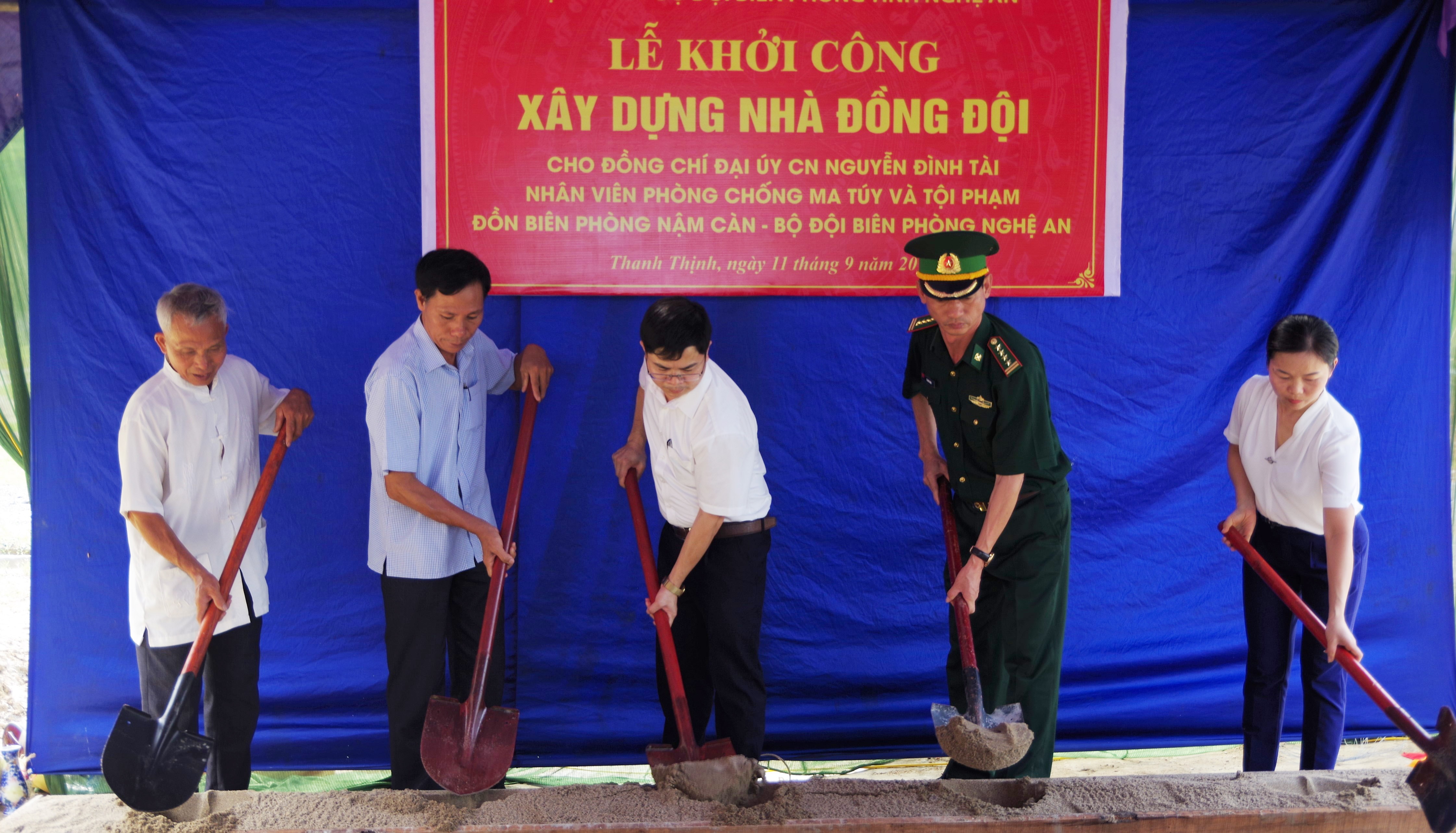 Các đại biểu làm lễ động thổ khởi công xây dựng nhà đồng đội tặng gia đình Đại úy Nguyễn Đình Tài ............................................