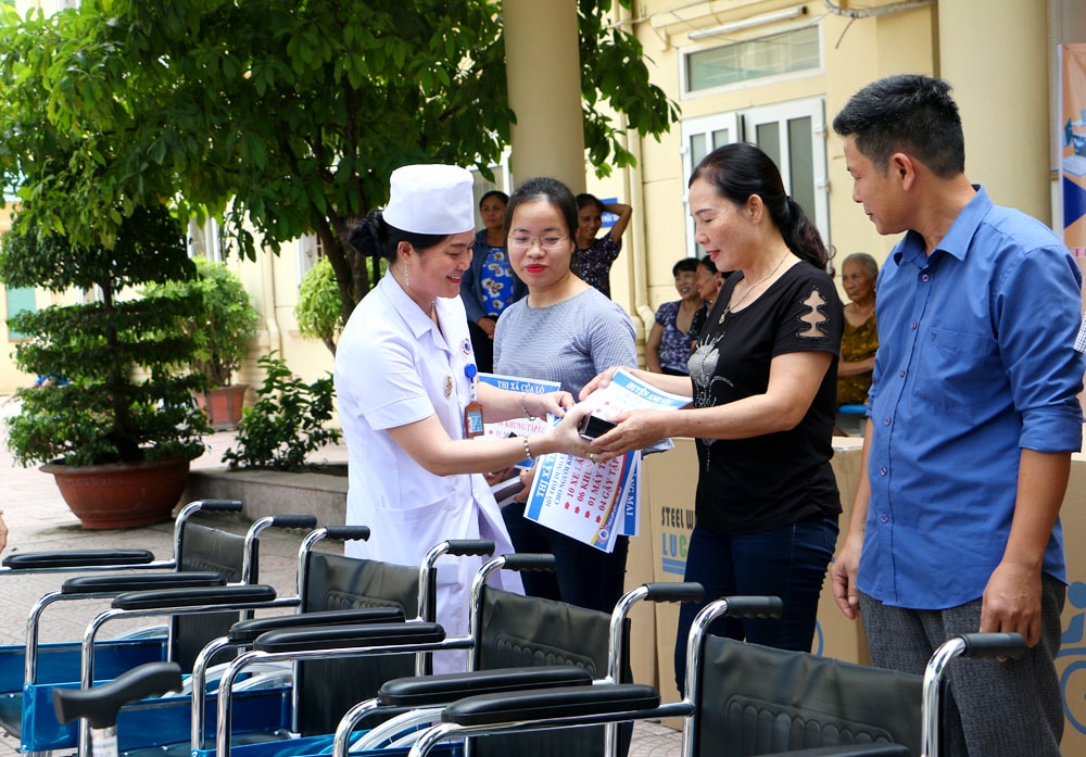 Dịp này, Bệnh viện PHCN Nghệ An cũng đã bàn giao dụng cụ trợ giúp người khuyết tật cho 21 huyện thành, thị , sau đó các huyện, thành, thị sẽ tổ chức bàn giao tận tận tay cho người khuyết tật theo danh sách đã được rà soát. Tổng số dụng cụ trợ giúp người khuyết tật mà Bệnh viện PHCN Nghệ An bàn giao cho đợt này gồm: 21 máy trợ thính; 210 Xe lăn; 111 khung tập đi; 84 gậy tập đi.