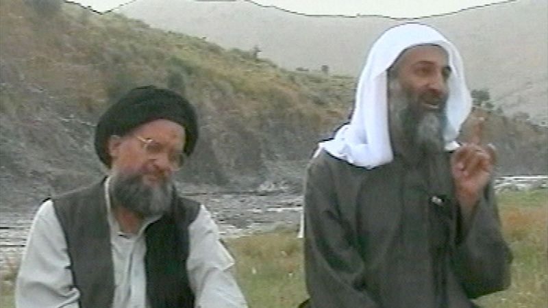 Osama Bin Laden (phải) và cấp phó Ayman Al-Zawahri ngày 17/4/2002. Ảnh: AP