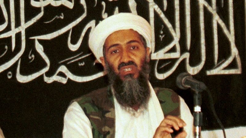 Osama Bin Laden trong một buổi họp báo tại Khost, Afghanistan năm 1998. Ảnh: AP