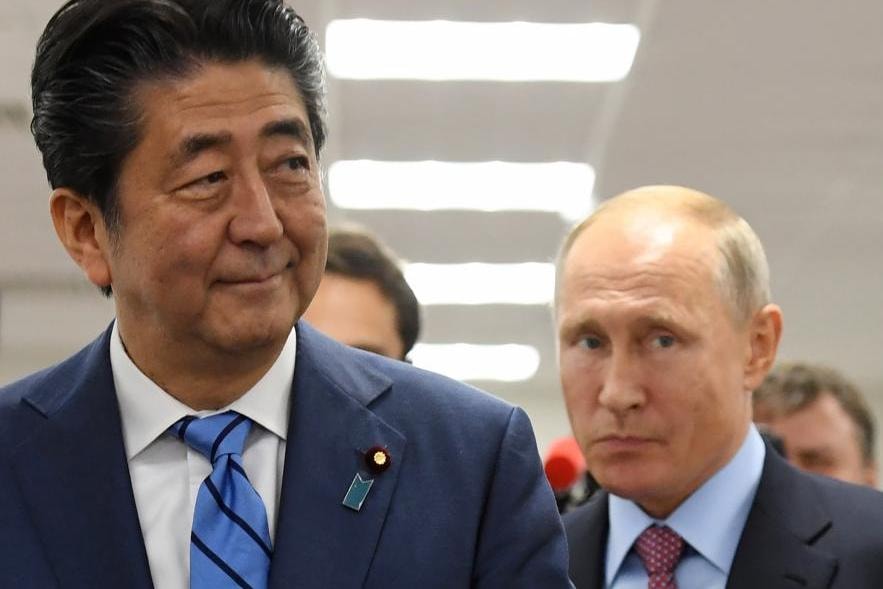 Tổng thống Nga Putin (phải) gặp Thủ tướng Nhật Bản Shinzo Abe tại Vladivostok, Nga hôm 10/9. Ảnh: EPA-EFE