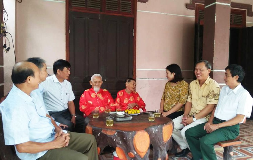  Cán bộ xã cùng nhân dân xóm 14, xã Thịnh Sơn chia vui cùng gia đình cụ Thợi nhân dịp hai cụ nhận Huy hiệu 70 năm tuổi Đảng. Ảnh: Thúy Hằng