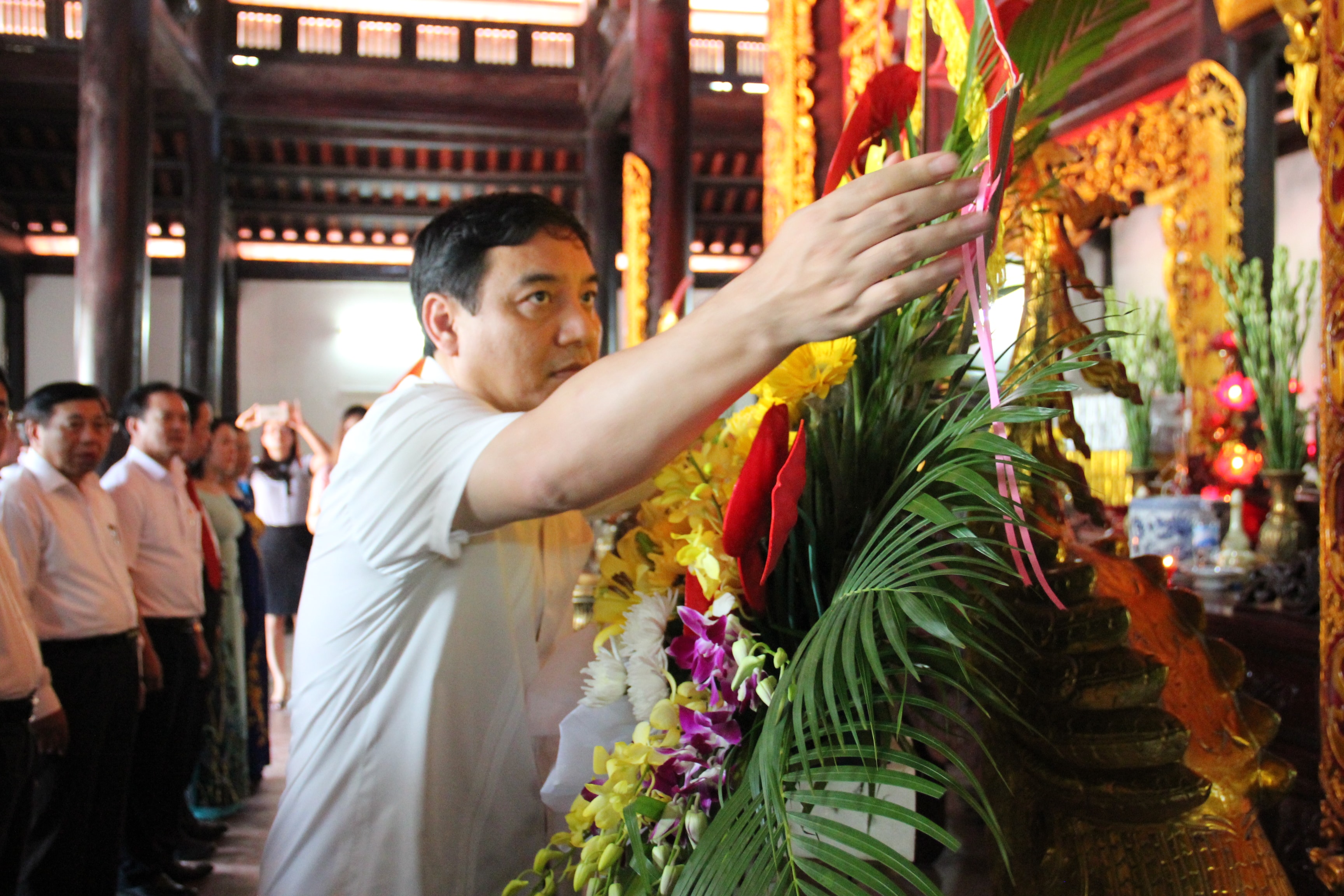 Bí thư Tỉnh ủy Nguyễn Đắc Vinh dâng hoa tại Nhà tưởng niệm liệt sỹ Xô viết Nghệ Tĩnh. Ảnh: Thái Dương 