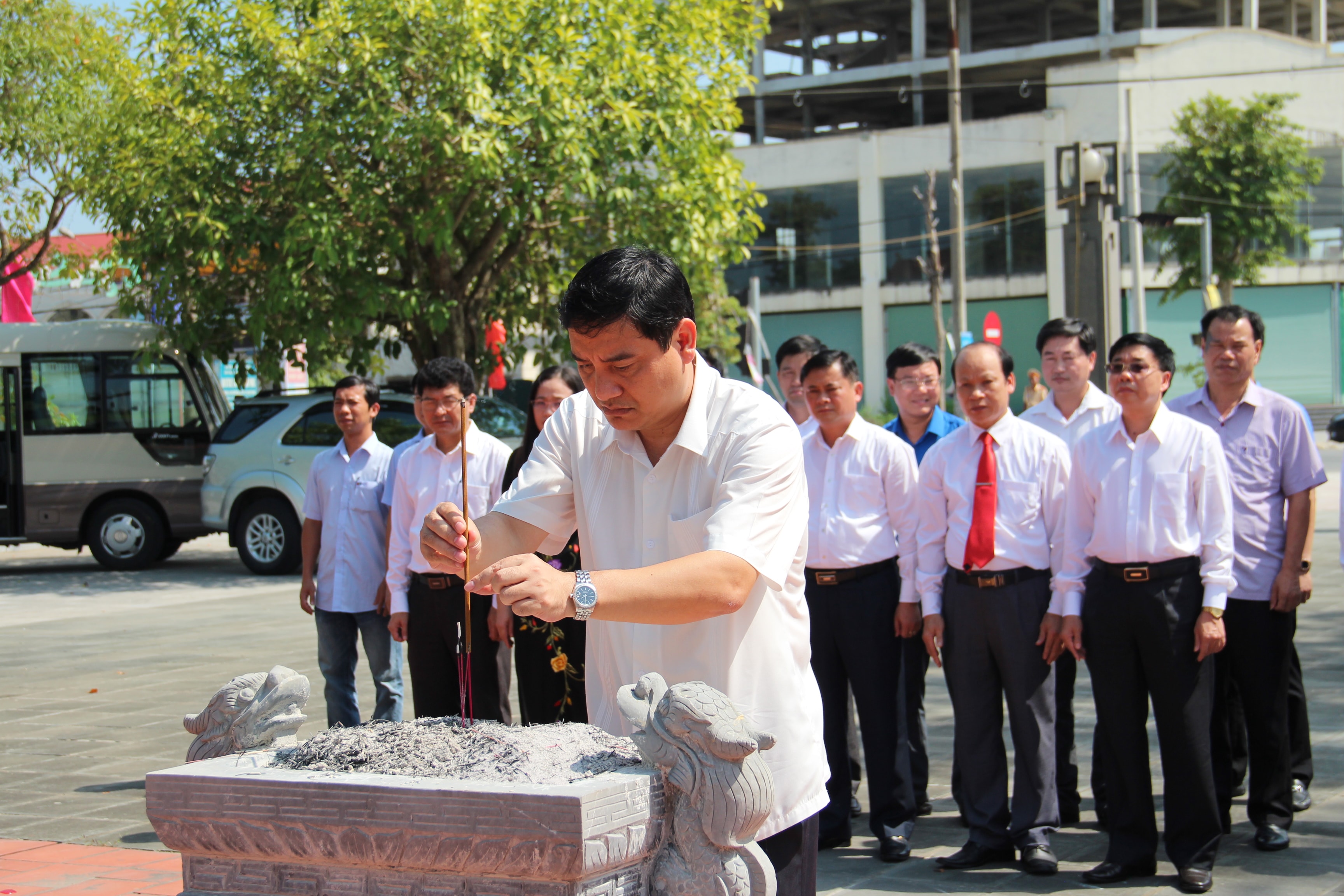 Bí thư Tỉnh ủy Nguyễn Đắc Vinh và các đồng chí lãnh đạo tỉnh dâng hương tưởng niệm các anh hùng liệt sỹ. Ảnh: Thái Dương 