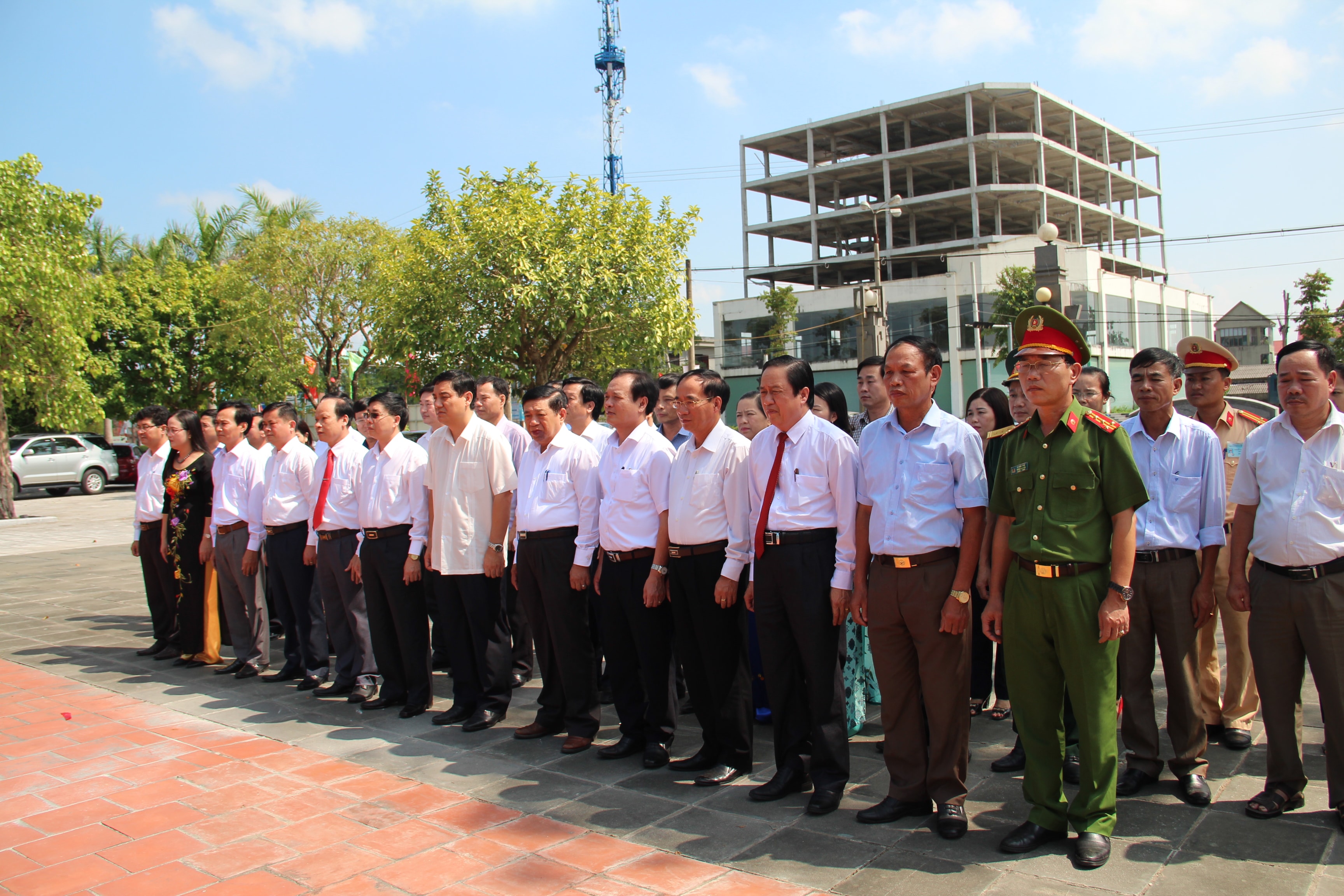 Các đồng chí lãnh đạo tỉnh tri ân anh hùng, liệt sỹ Xô viết Nghệ Tĩnh. Ảnh: Thái Dương 