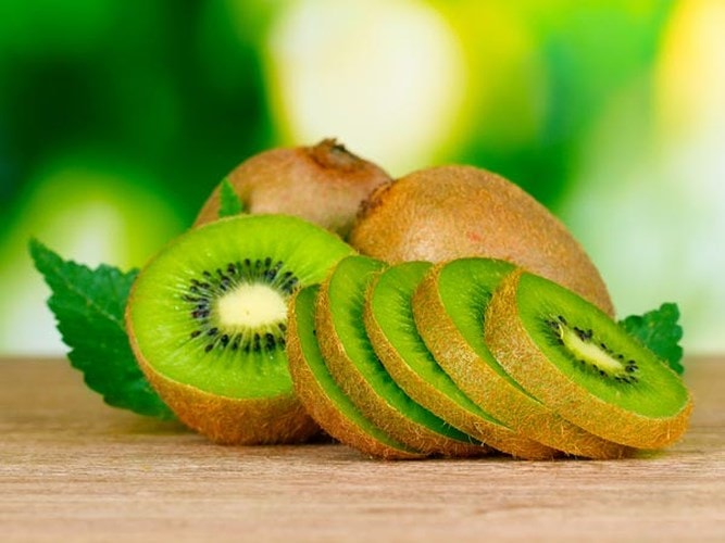 Chất chống oxy hóa: Trái kiwi có đầy đủ các chất chống oxy hóa, vitamin C, hợp chất phenolic và carotenoid. Điều này giúp bảo vệ ADN trong các tế bào cơ thể khỏi tổn thương oxy hóa và thúc đẩy sức khỏe tốt bằng cách giảm nguy cơ mắc bệnh.