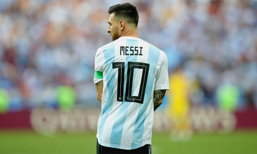HLV Argentina khẳng định sẽ để dành áo số 10 cho Messi cho đến khi anh quyết định chia tay đội tuyển. Ảnh: AP.