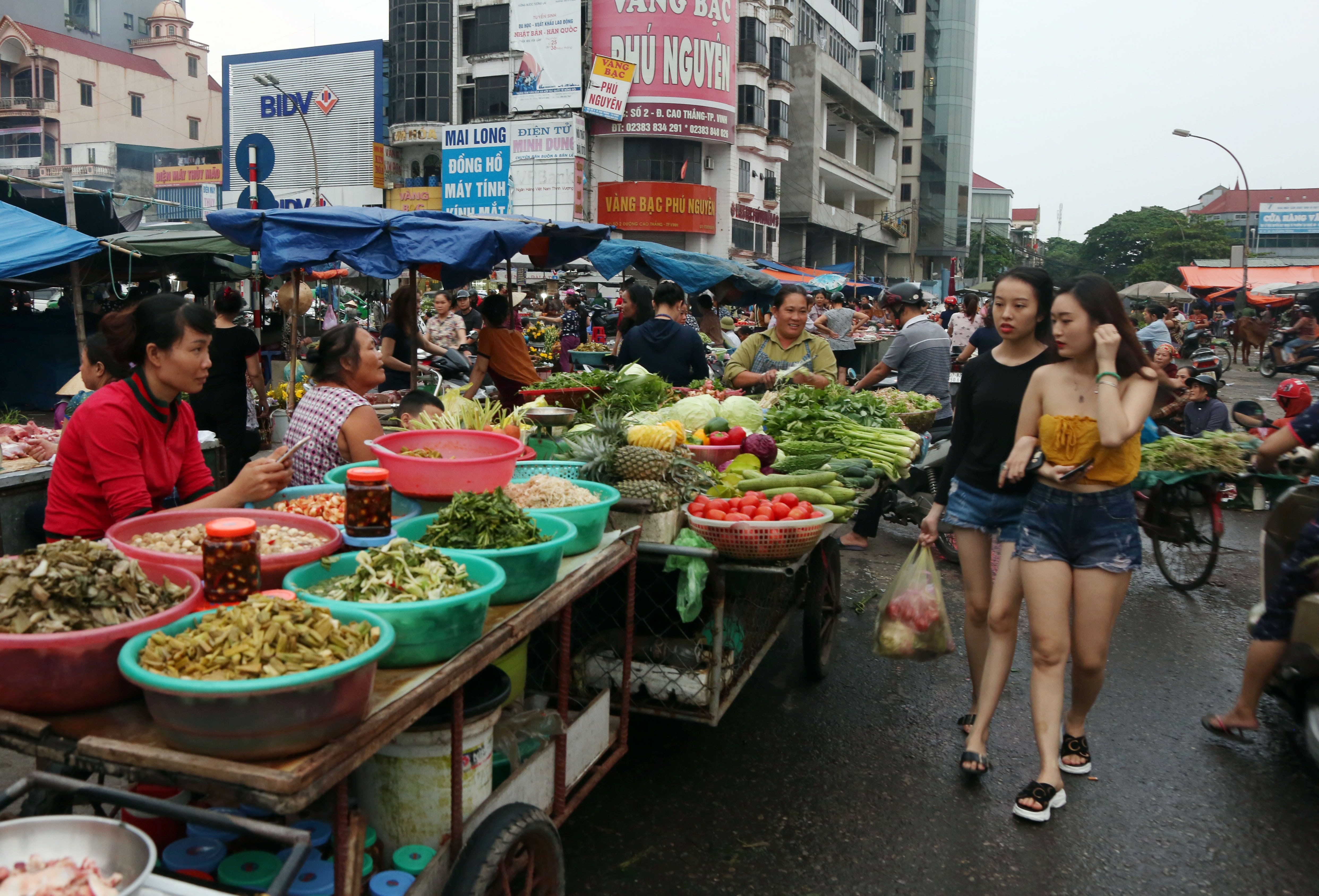 Phổ biến nhất là các xe đẩy gọn nhẹ chất đầy các mặt hàng rau quả, thực phẩm để dễ cơ động. Ảnh: Hoàng Hảo